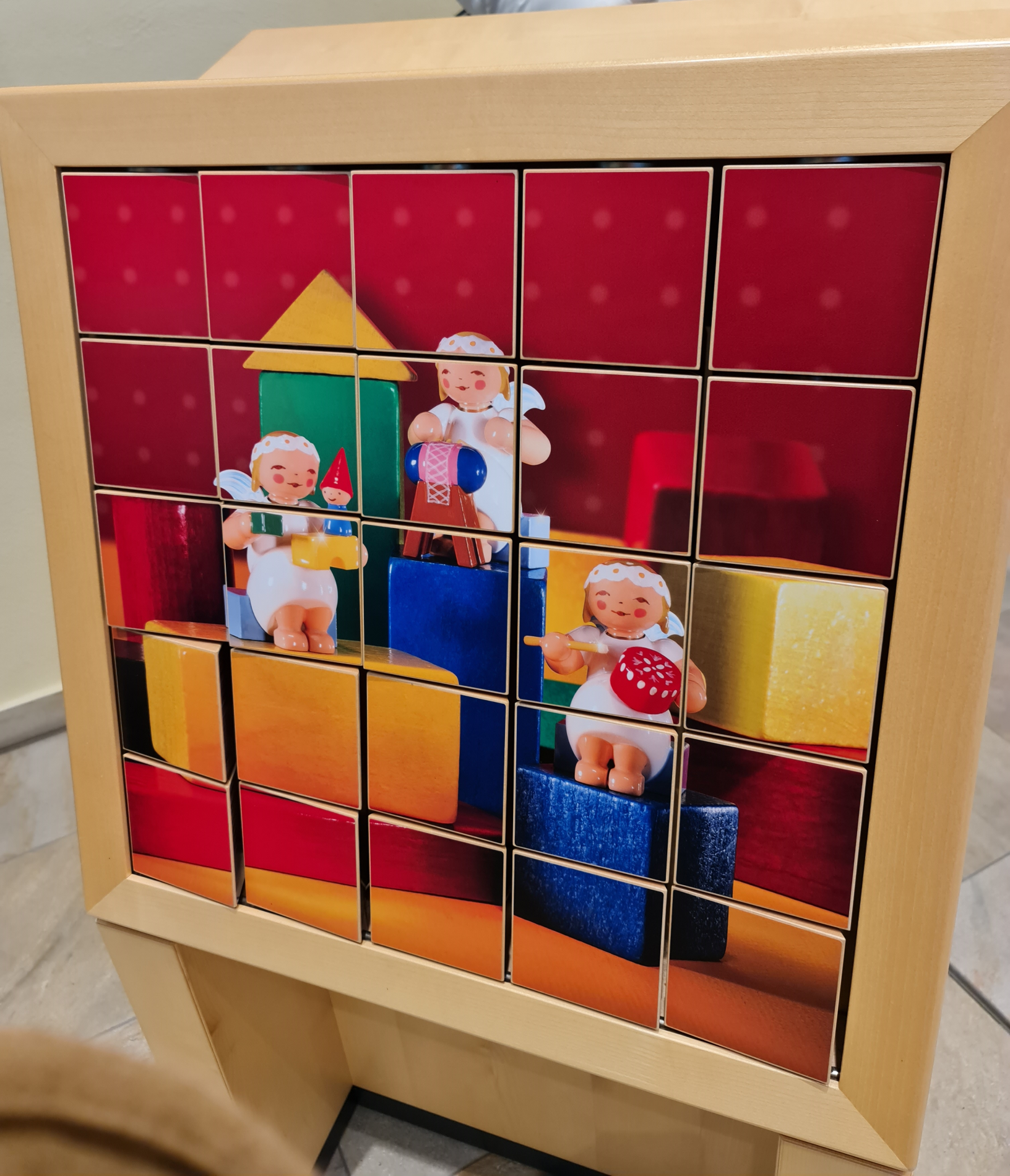 großes Puzzle zusammengefügt aus Holzwürfel zum Drehen Spielen für Kinder Motiv bunte Holzfiguren aus dem Erzgebirge Seiffen Wendt und Kühn