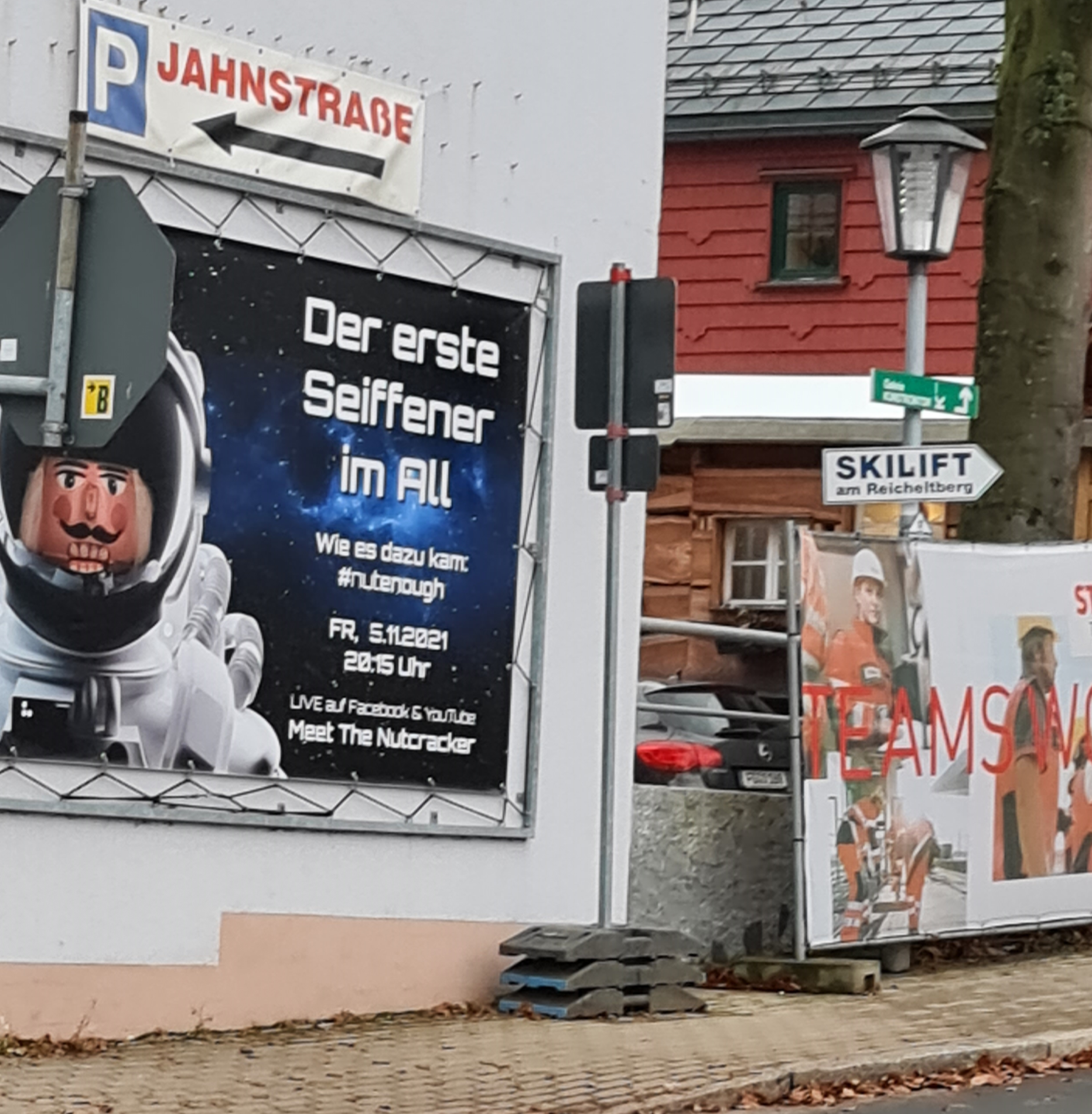 Die Zugstrecke endet hier - der Park geht noch weiter - auf Erkundungstour durch den Bürgerpark in Oelsnitz im Erzgebirge Photo by: Viola Einert-Krug Bahnwärterhäuschen weiß, mit Bankk davor, Metallzaun und Grüne Bäume im Hintergrund, Weg, die Gleise enden - Barke rechts