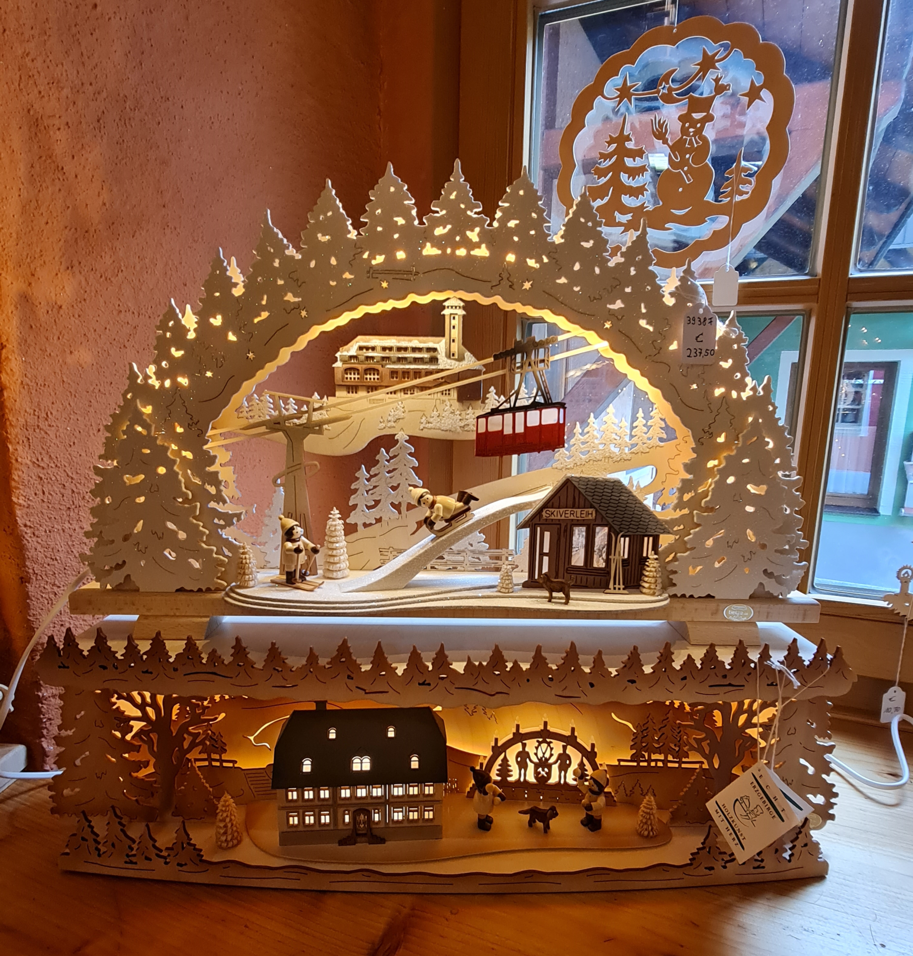 Geschnitzter Schwibbogen mit Beleuchtung aus Holz