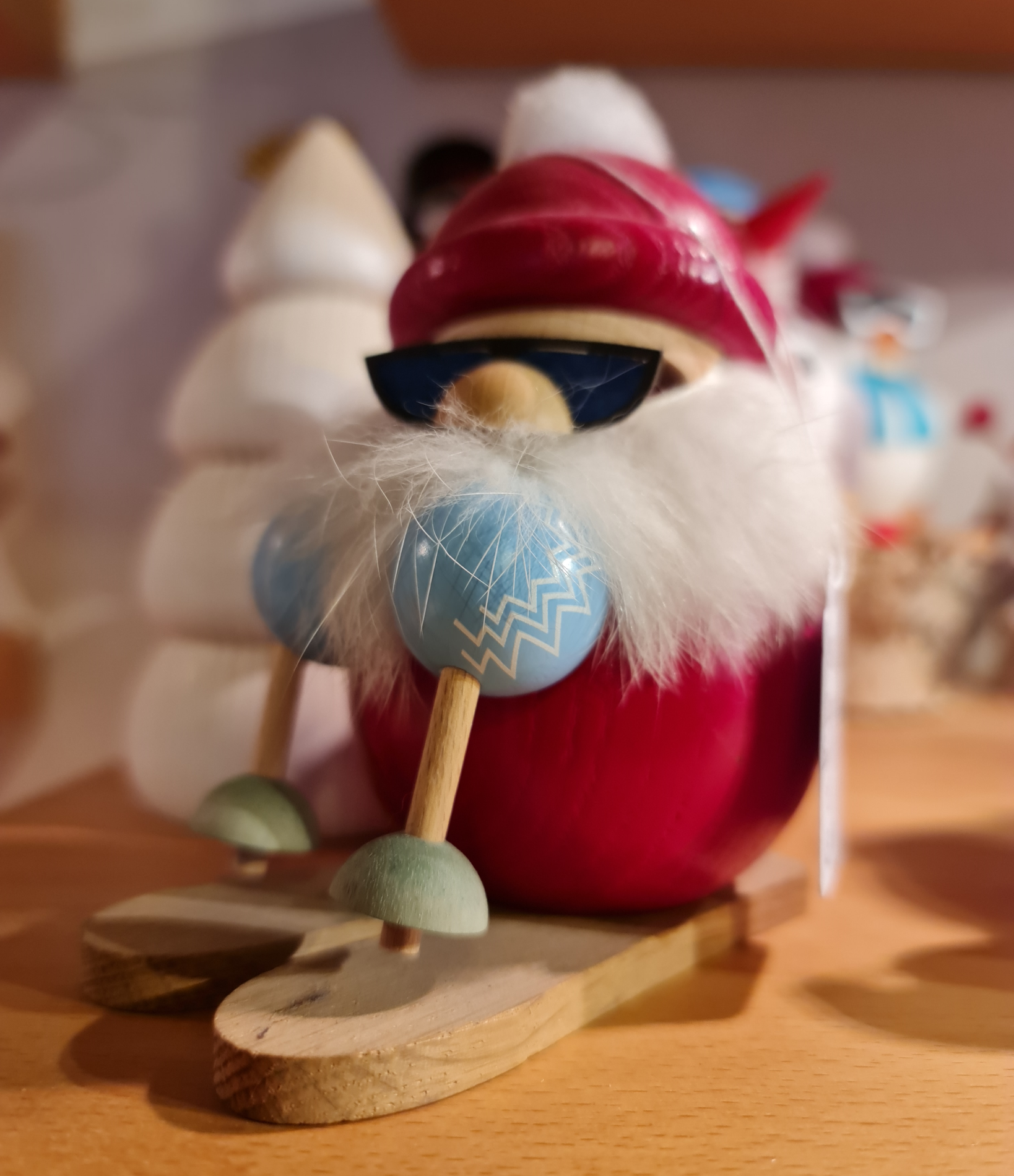 roter Weihnachtsmann auf Skiern mit Sonnenbrille