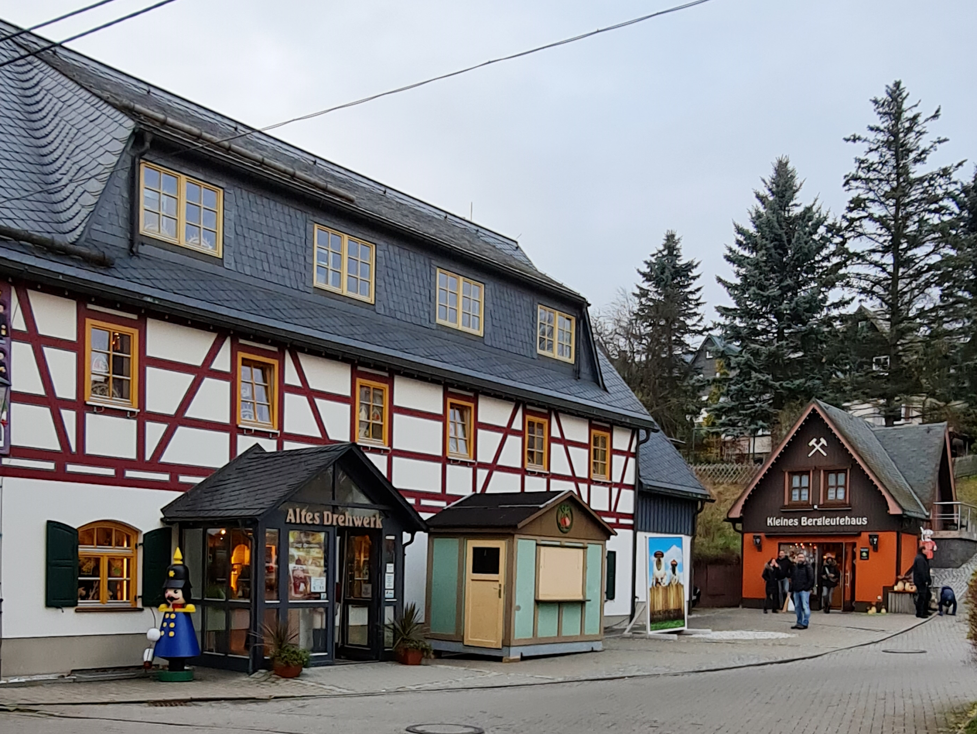 Fachwerkhaus in weiß mit braunen Balken in Seiffen