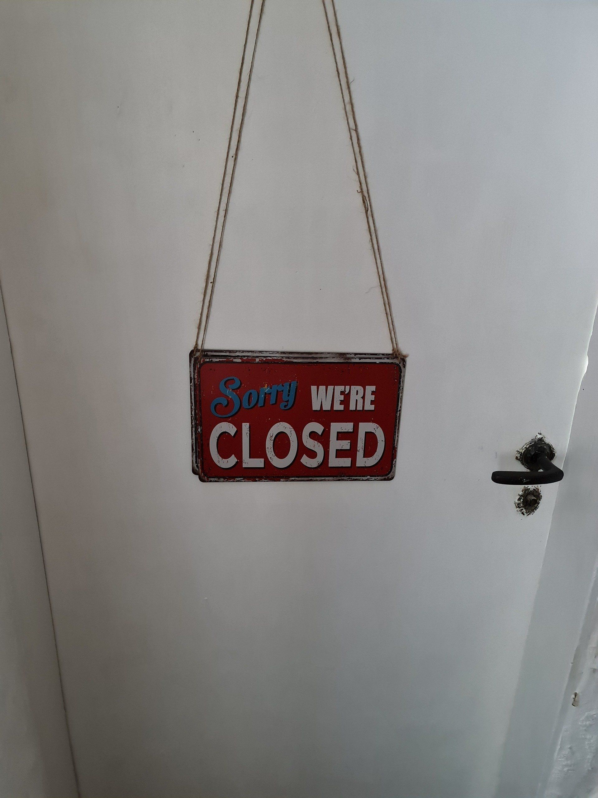 Closed Photo by: Viola Einert-Krug rotes Türschild - geschlossen
