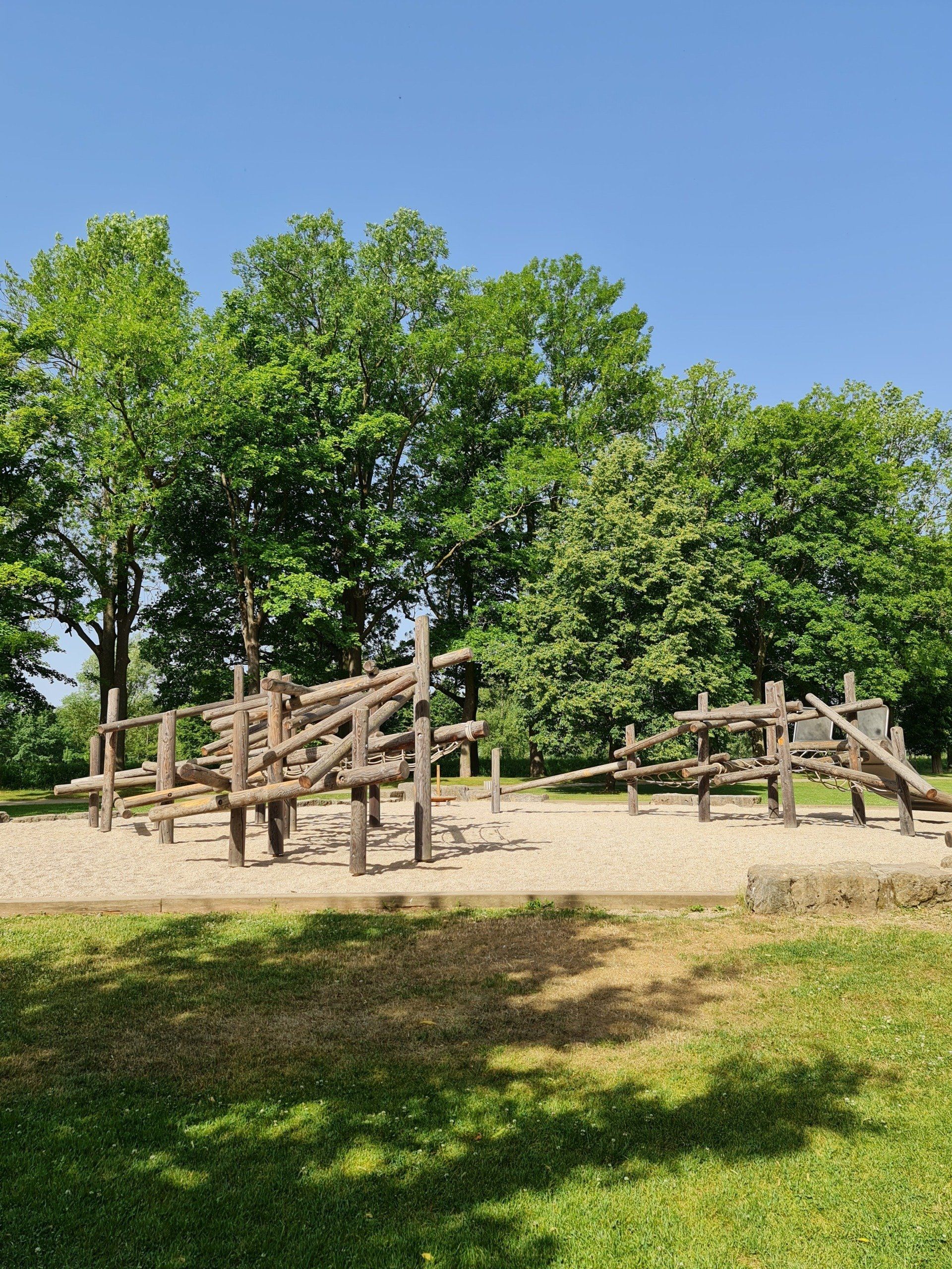 Klettergerüst aus Holz auf einer Wiese