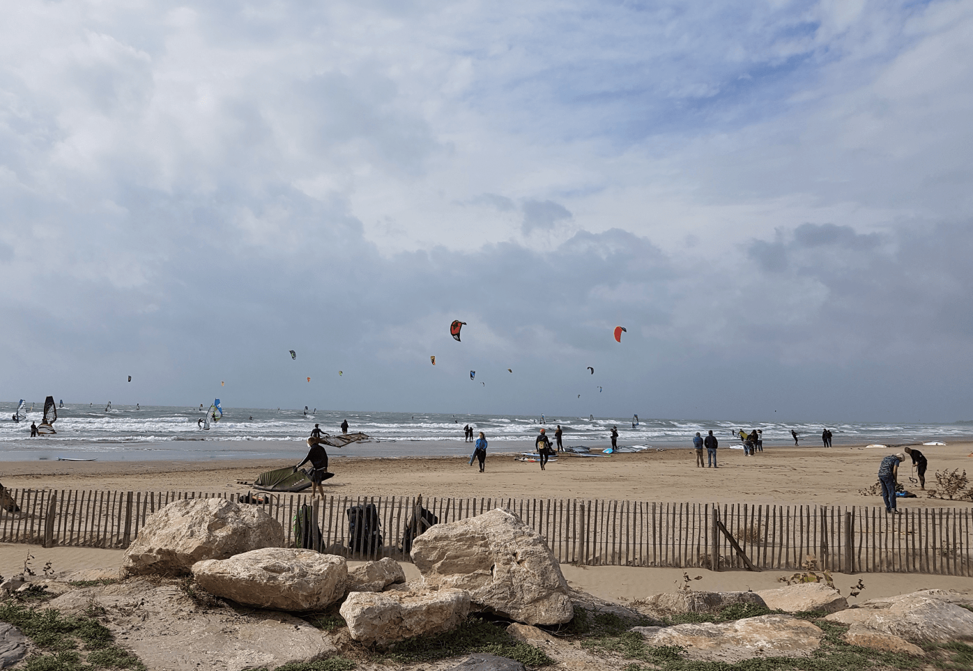 weiter Strand und Mittelmeer und viele Surfer