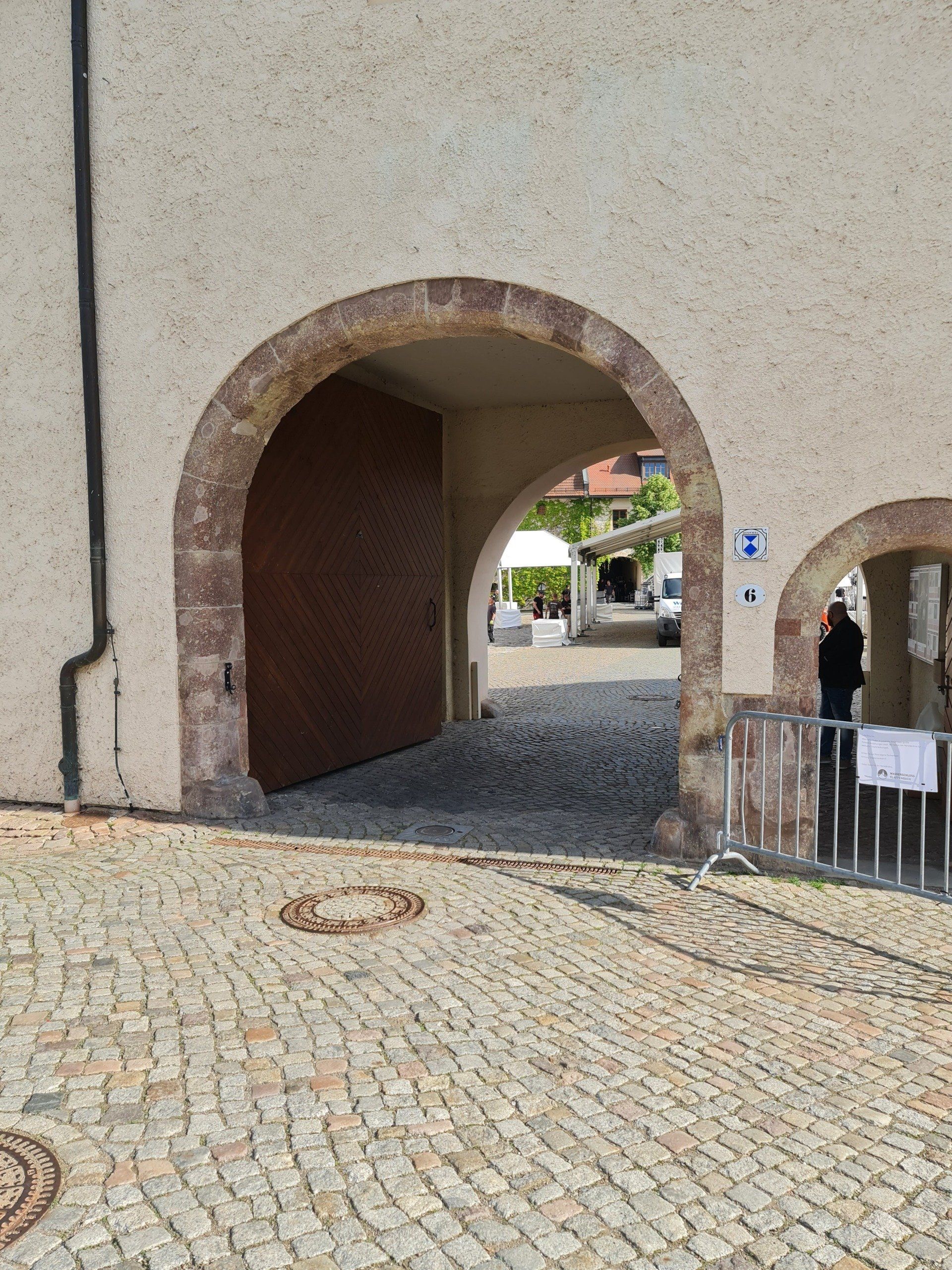 große Toreinfahrt - Eingang in den Hof Wasserschloss Klaffenbach