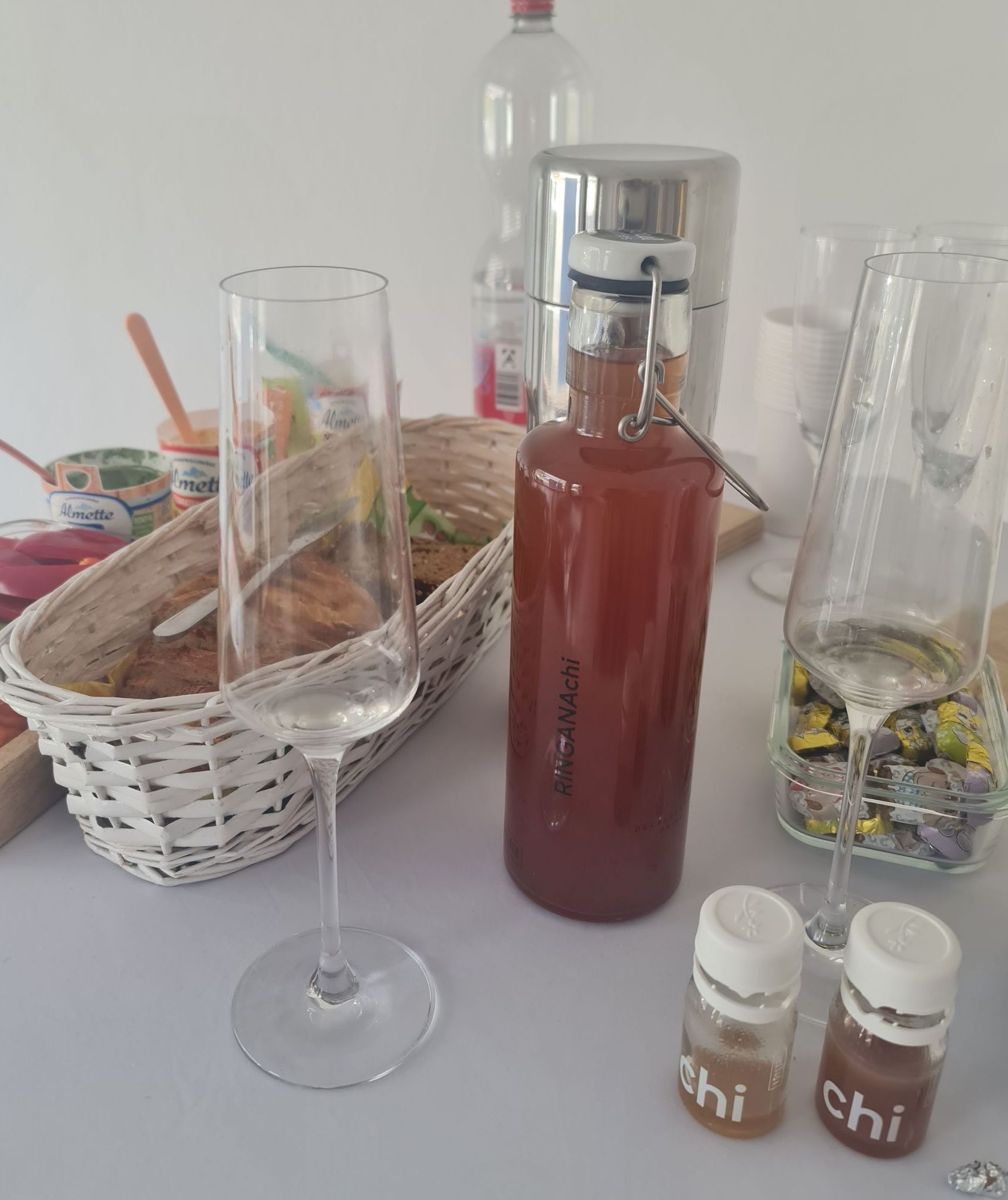 Trinkflasche mit rötlicher Flüssigkeit.