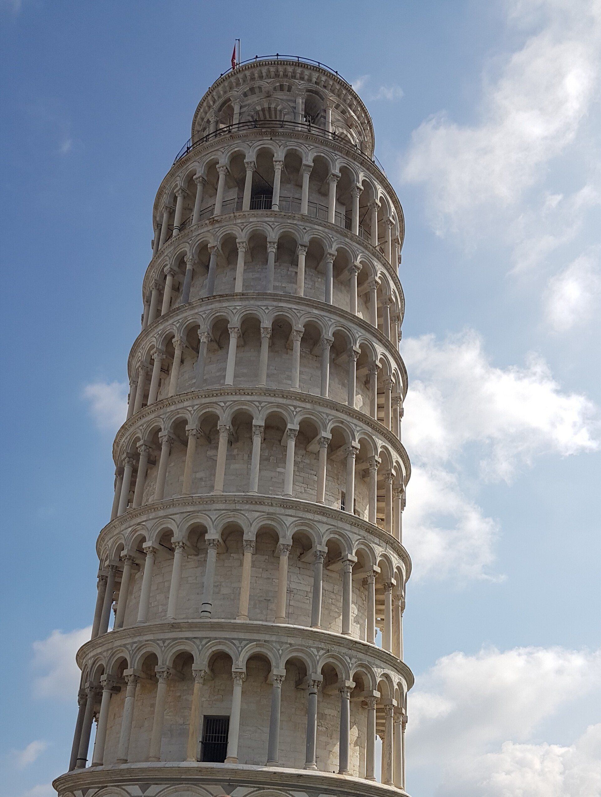 Pisa der reich verzierte Schiefe Turm der aus mehreren Etagen besteht