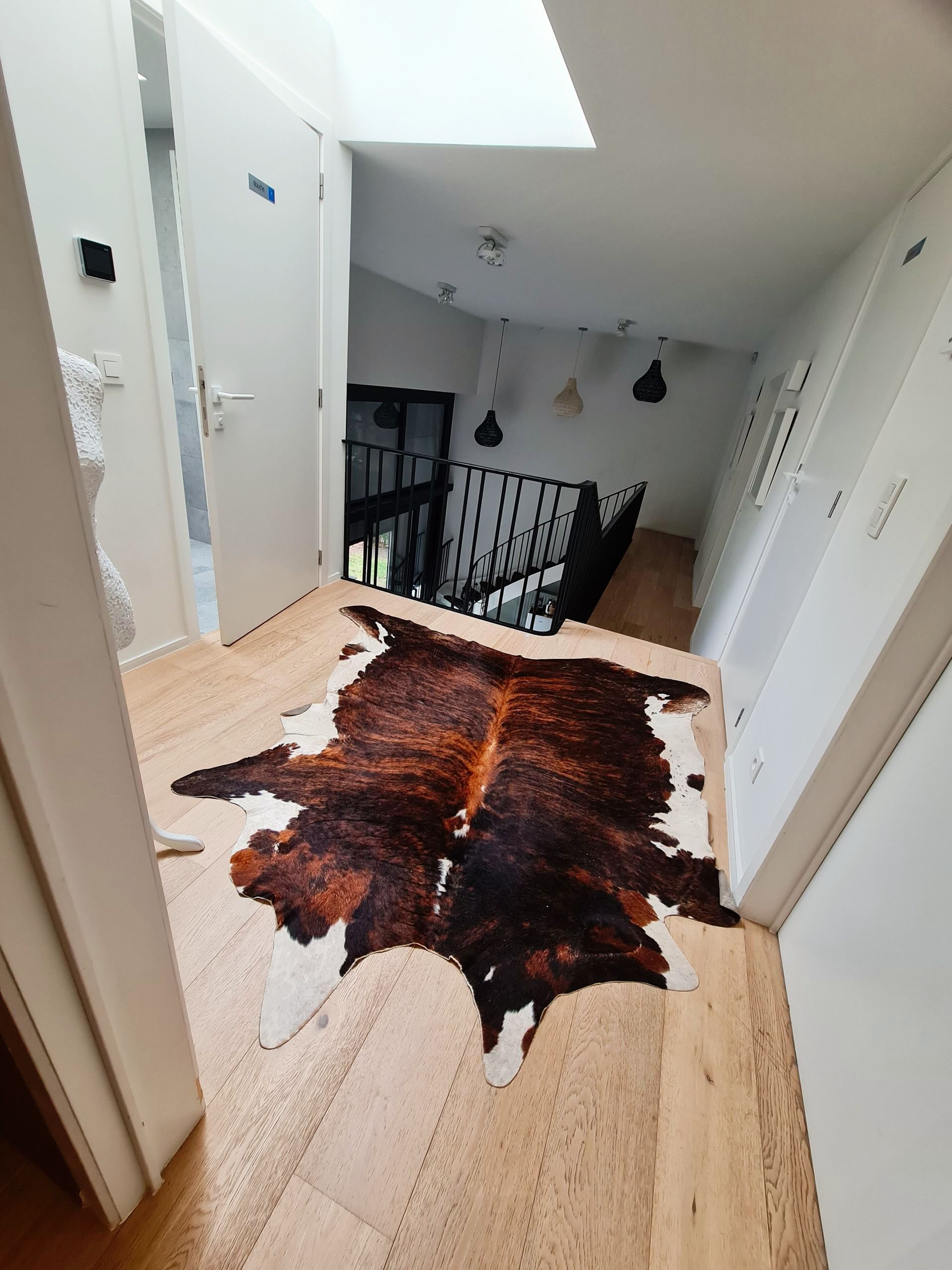 Blick von oben vom Zimmer auf die Galerie, auf die Treppe und den Gang