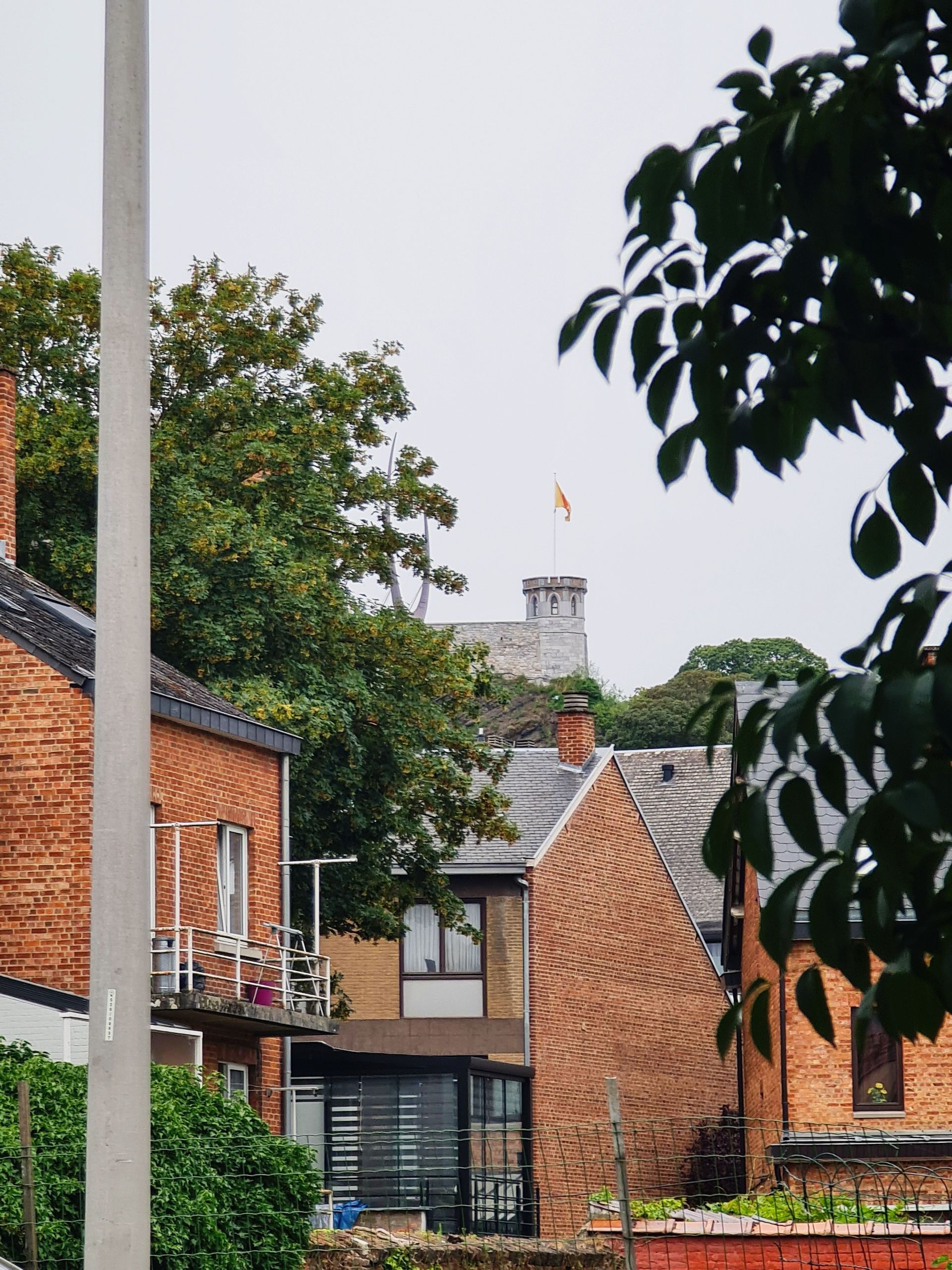 Blick aus dem Fenster auf den Turm der Burg