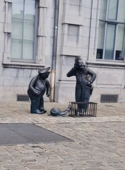 zwei Figuren aus Bronze sprechen mit einer kleinen Schnecke - die Wahrzeichen der Stadt Namur