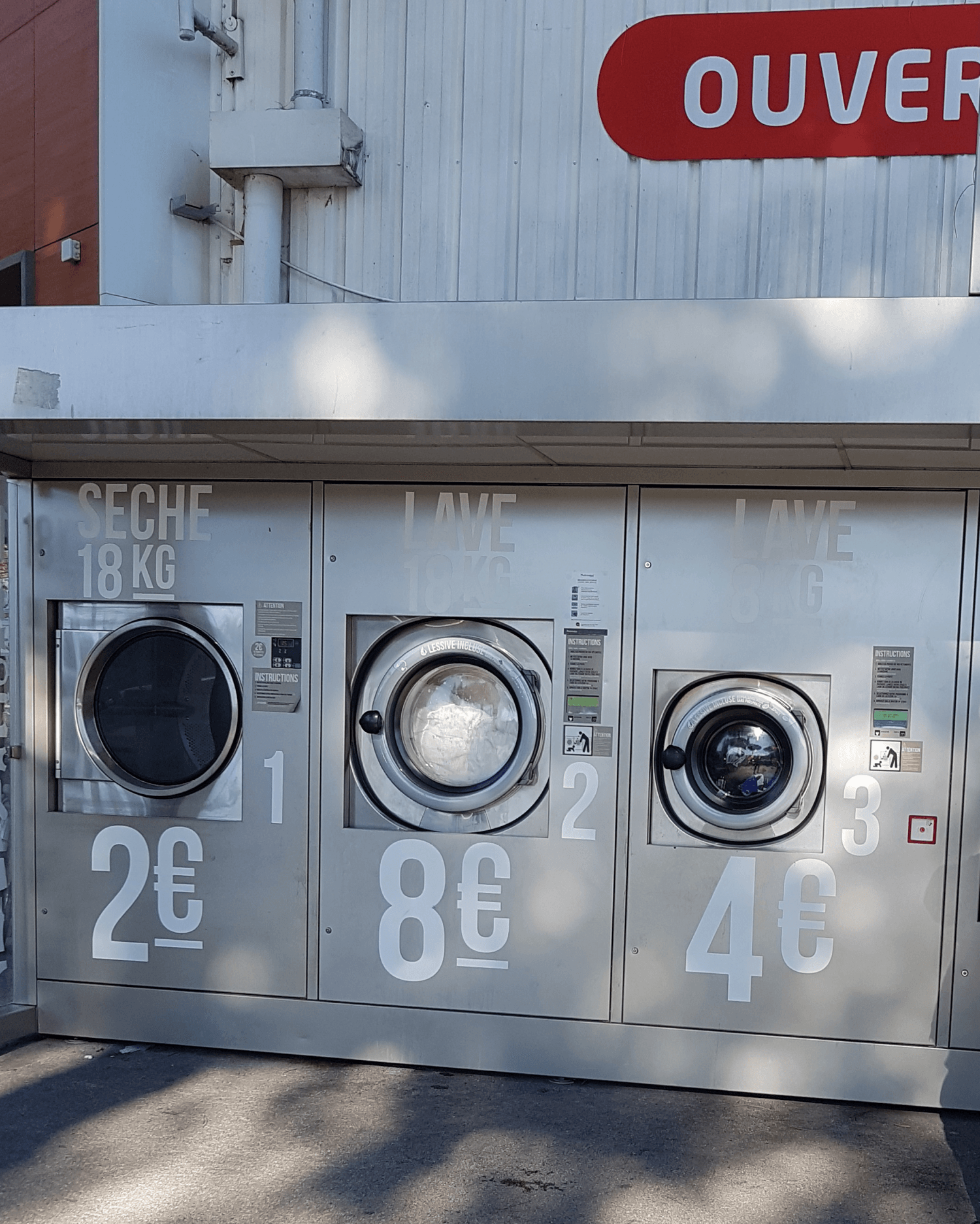 große Waschmaschinen vor einem Geschäft