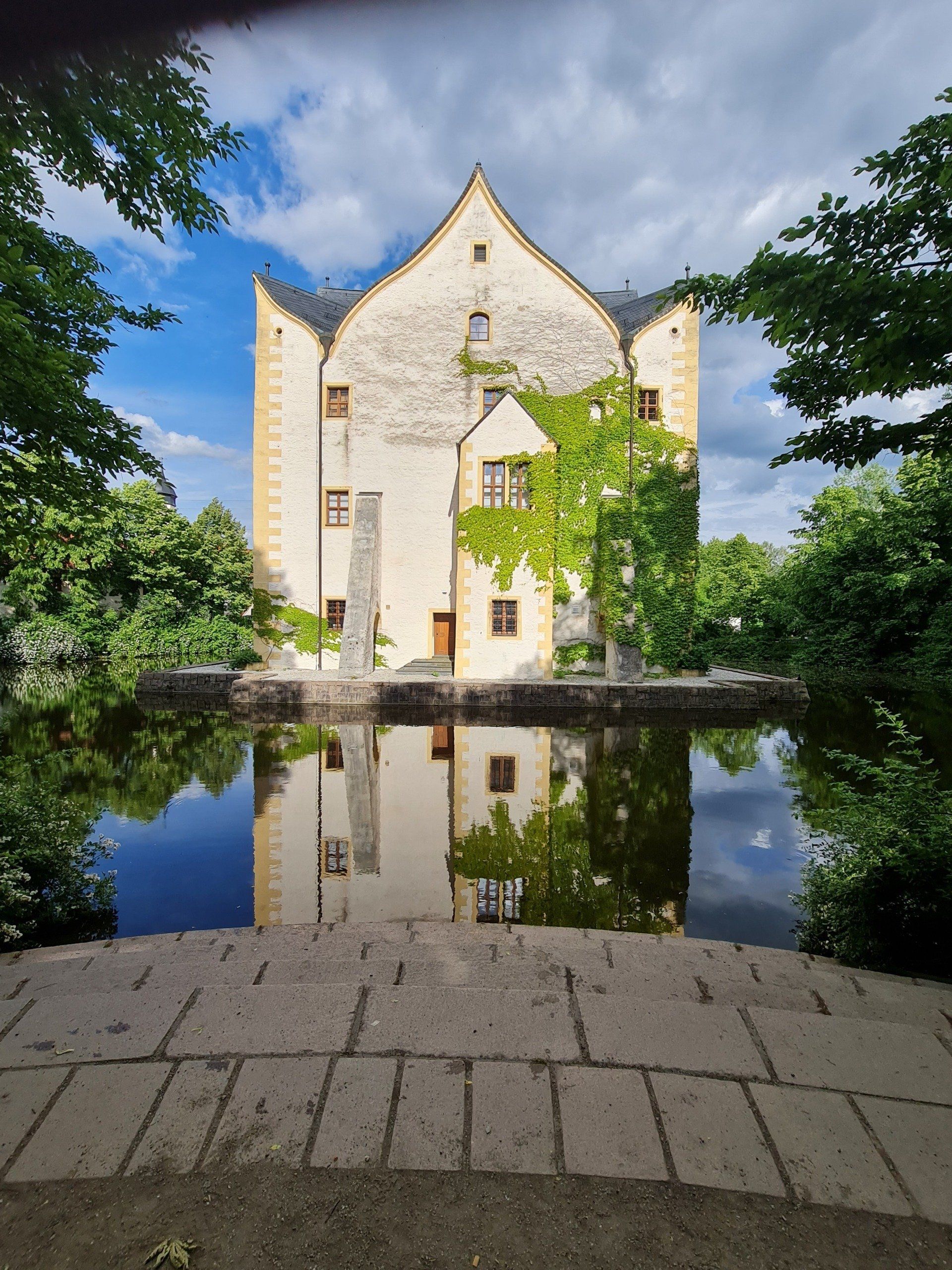 Wasserschloss mit Graben und Wasser