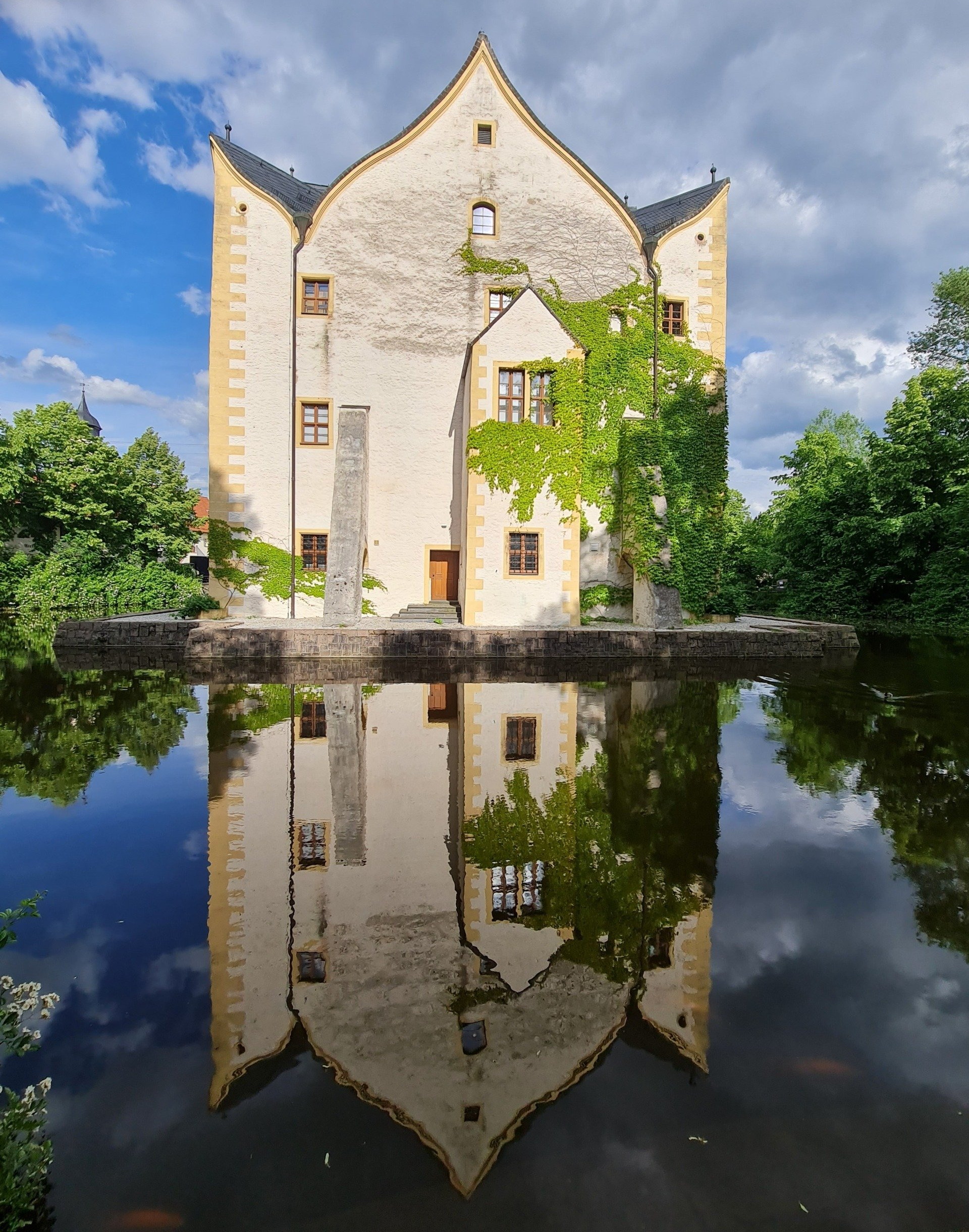 Wasserschloss mit geschwungenem Dach