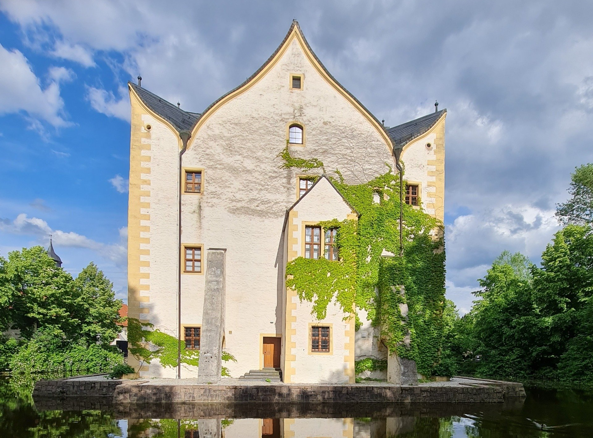 kleines Schloss umgeben von Wasser