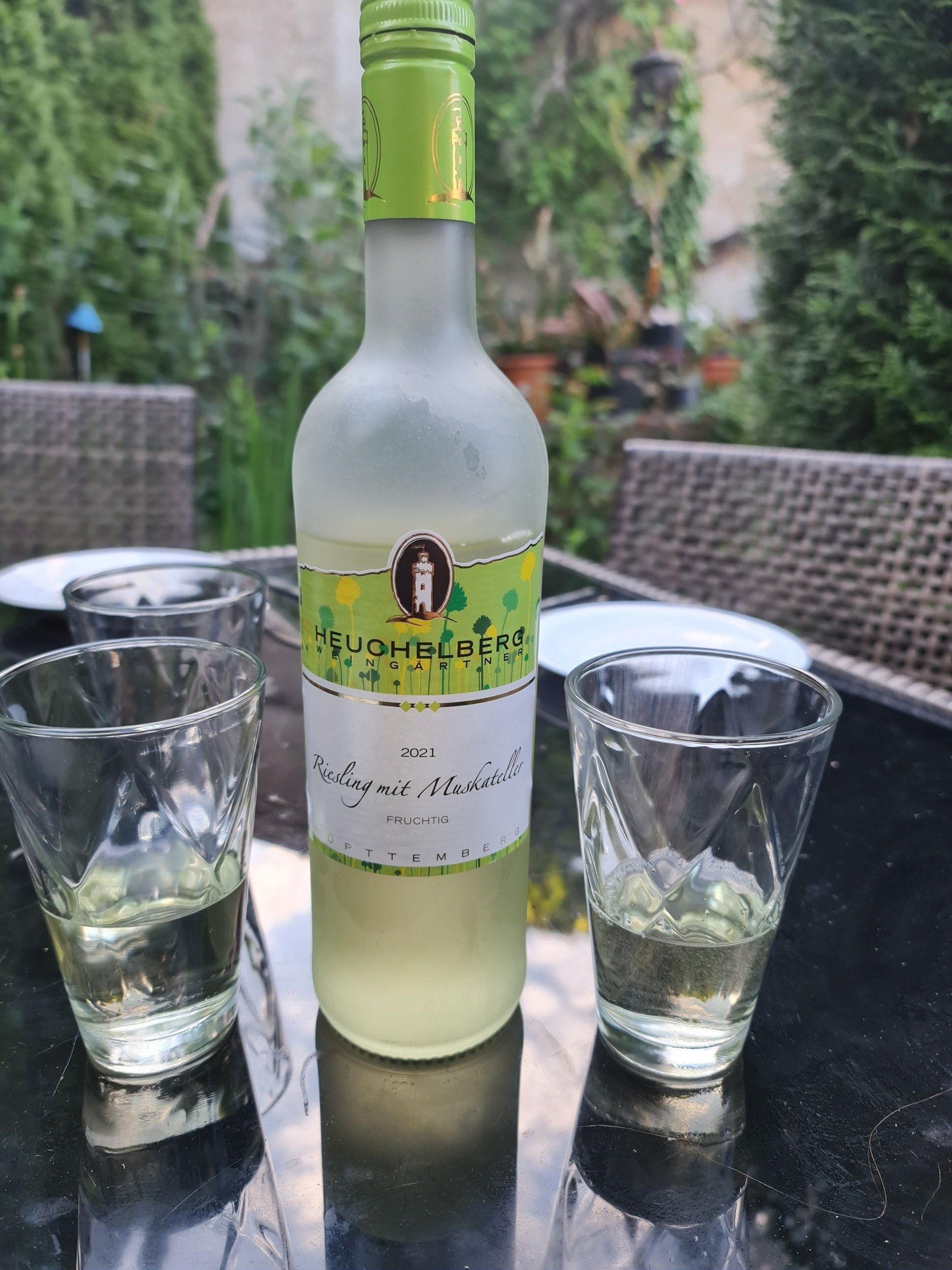 Weißwein im Garten Photo by: Viola Einert-Krug Weißwein und Gläser auf dem Tisch im Garten