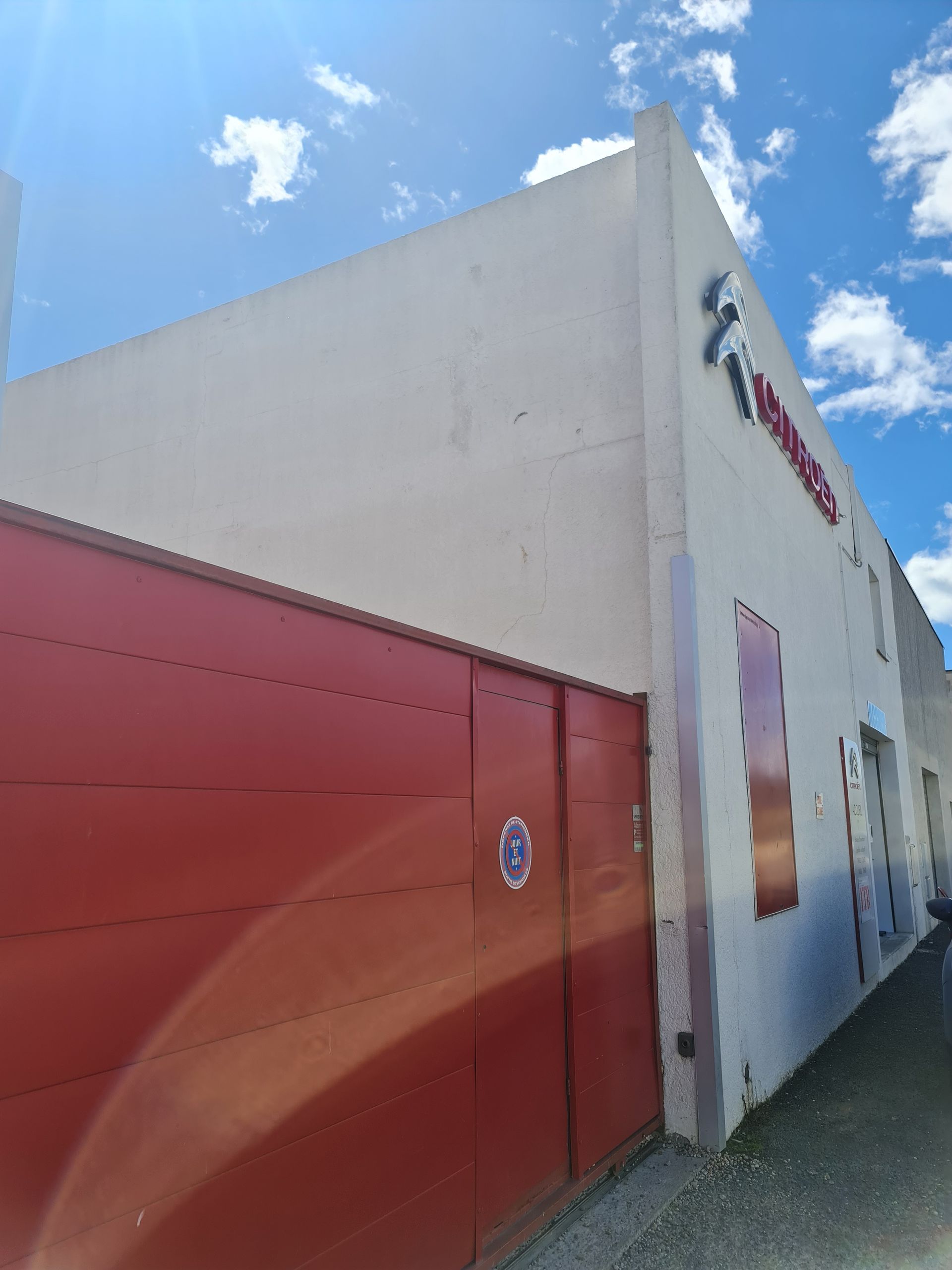 Weiß rotes Gebäude