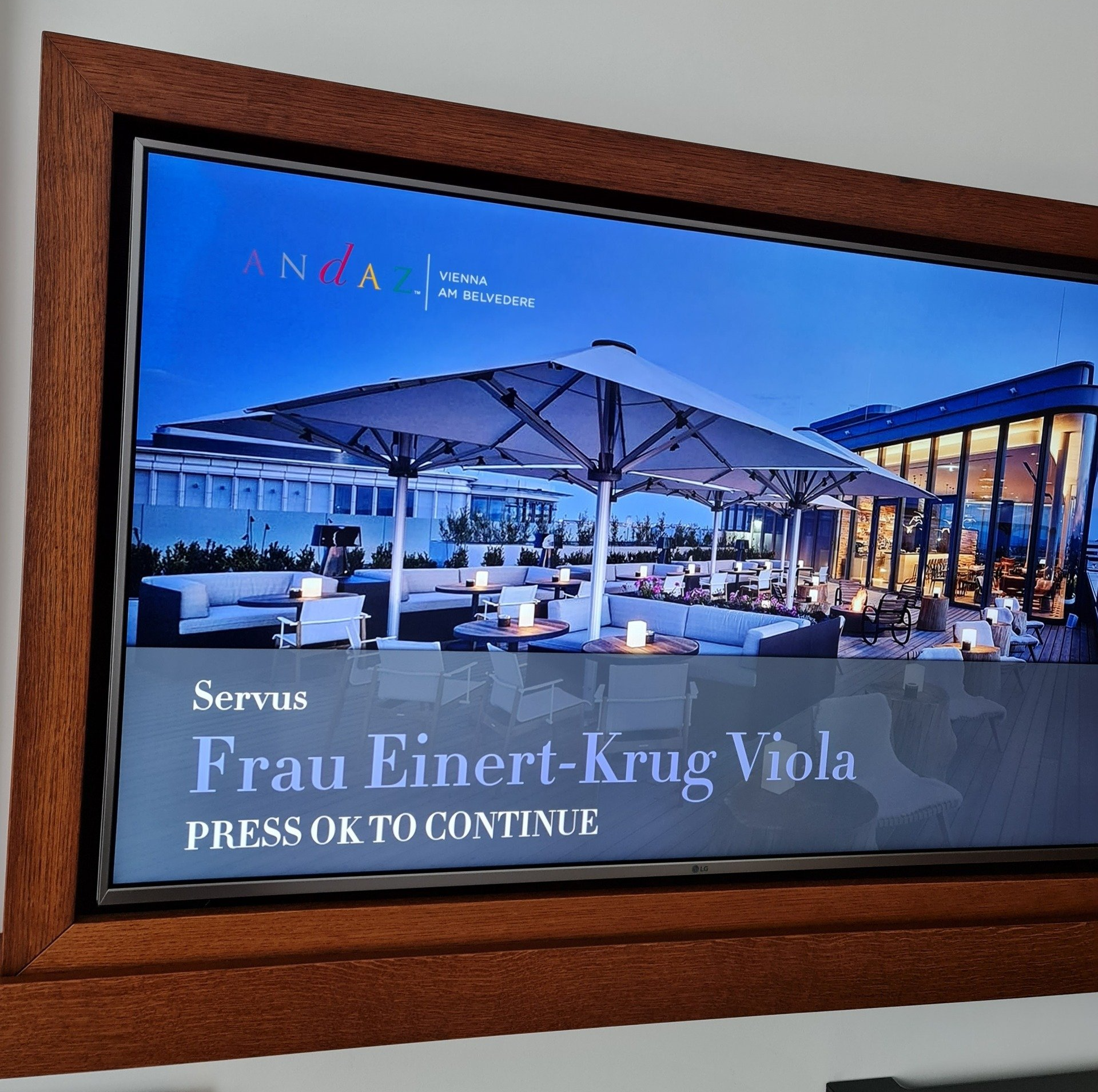 Willkommen in Wien-Business-Reise - keine bezahlte Werbung Pfoto by: Viola Einert-Krug Anzeige im Hotelzimmer mit persönlicher Begrüßung des Gastes