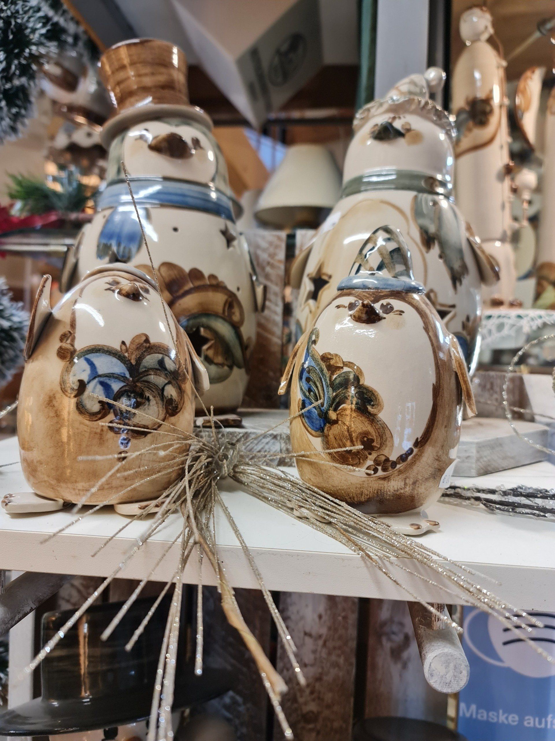 Pinguine - Lichterfiguren aus heller Keramik in Naturtönen und blau bemalt von Heyde Keramik aus Jahnsdorf Erzgebirge