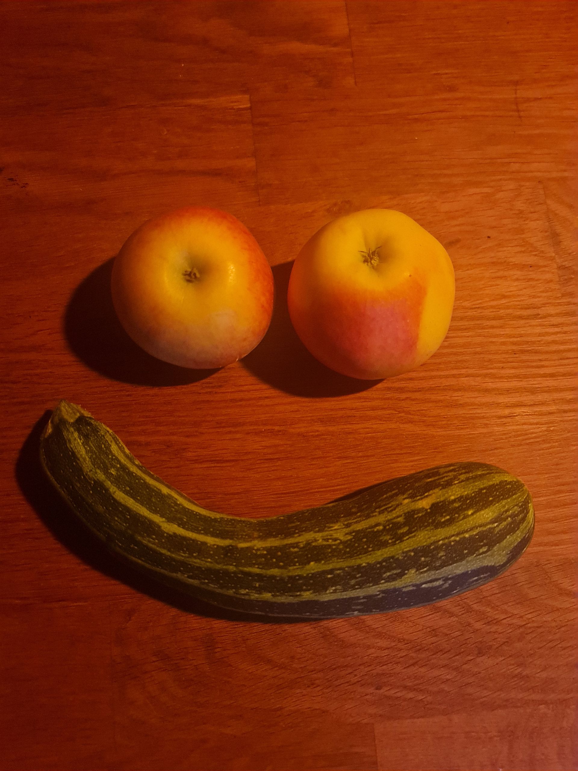 Lächelnde Zucchini Photo by: Viola Einert-Krug Zucchini als lächelnder Mund und 2 Äpfel als Augen