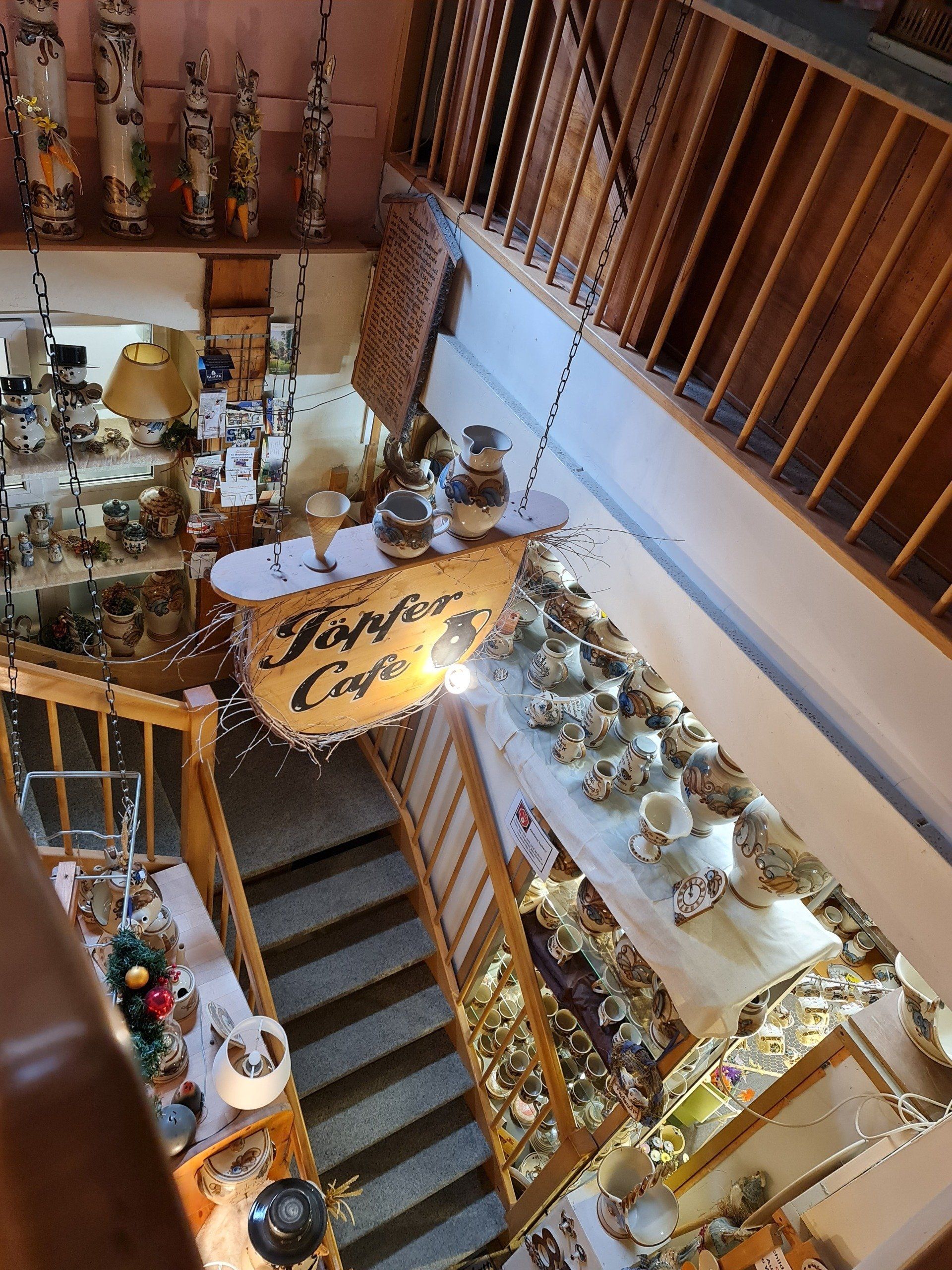 Treppe die zu einem Café führt. ringsumher geschmückt mit Figuren aus Keramik von Heyde Keramik in Jahnsdorf Erzgebirge