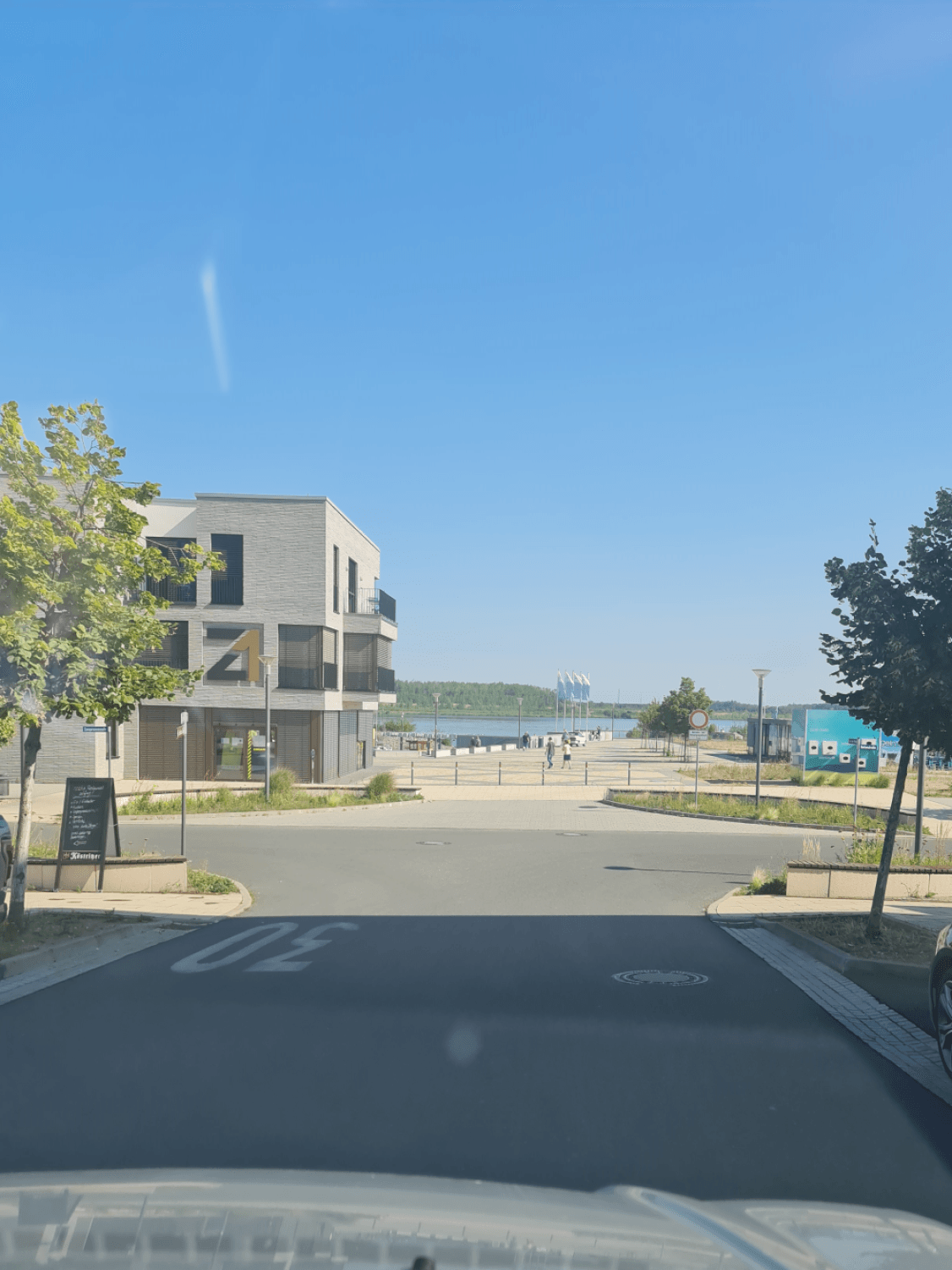 Zufahrt zum Kap Zwenkau - Photo by: Viola Einert-Krug Kap Zwenkau-Strasse-Touristinformation-See- HäuserKorsika