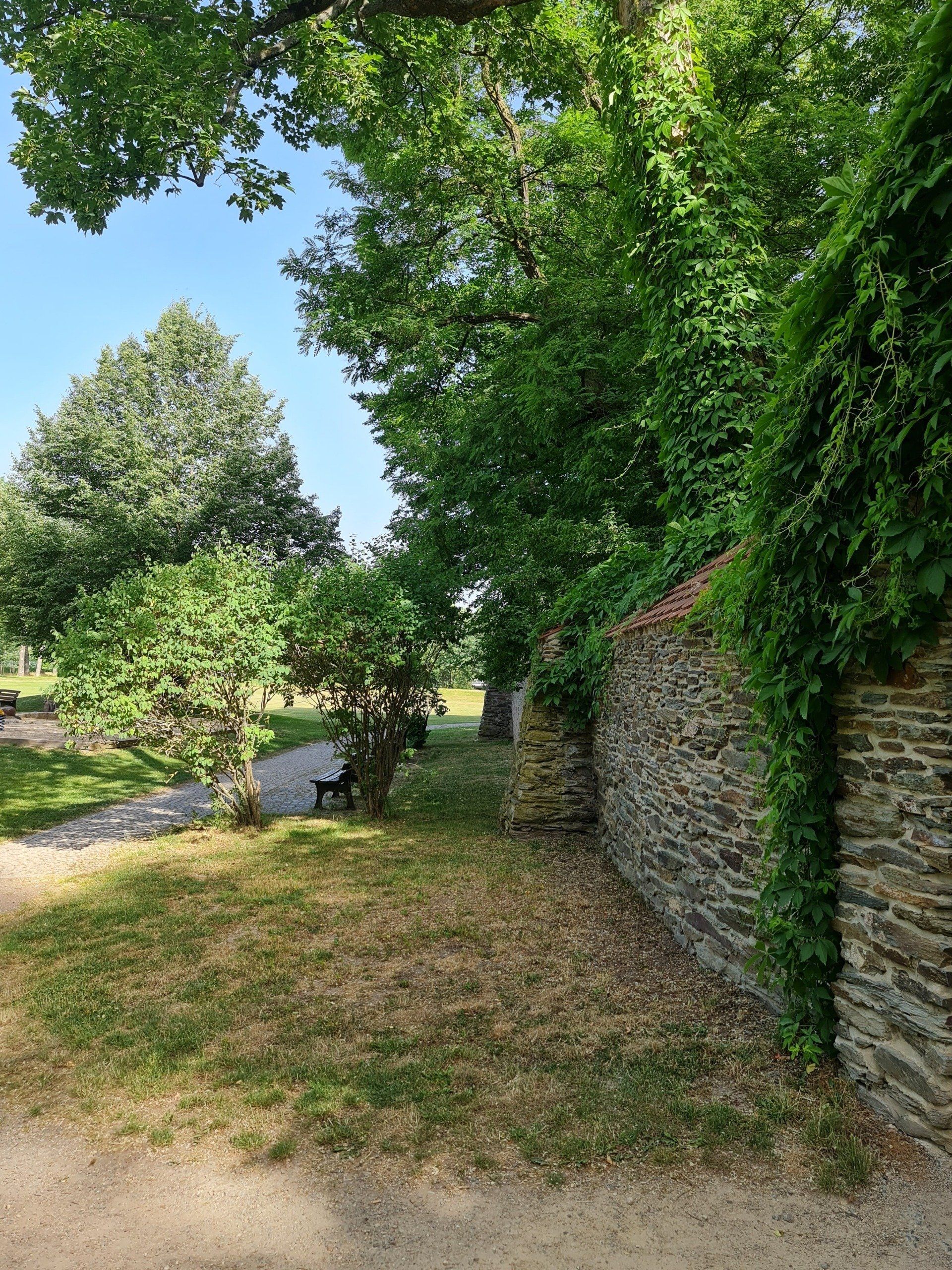 alte Schlossmauern um das Wasserschloss