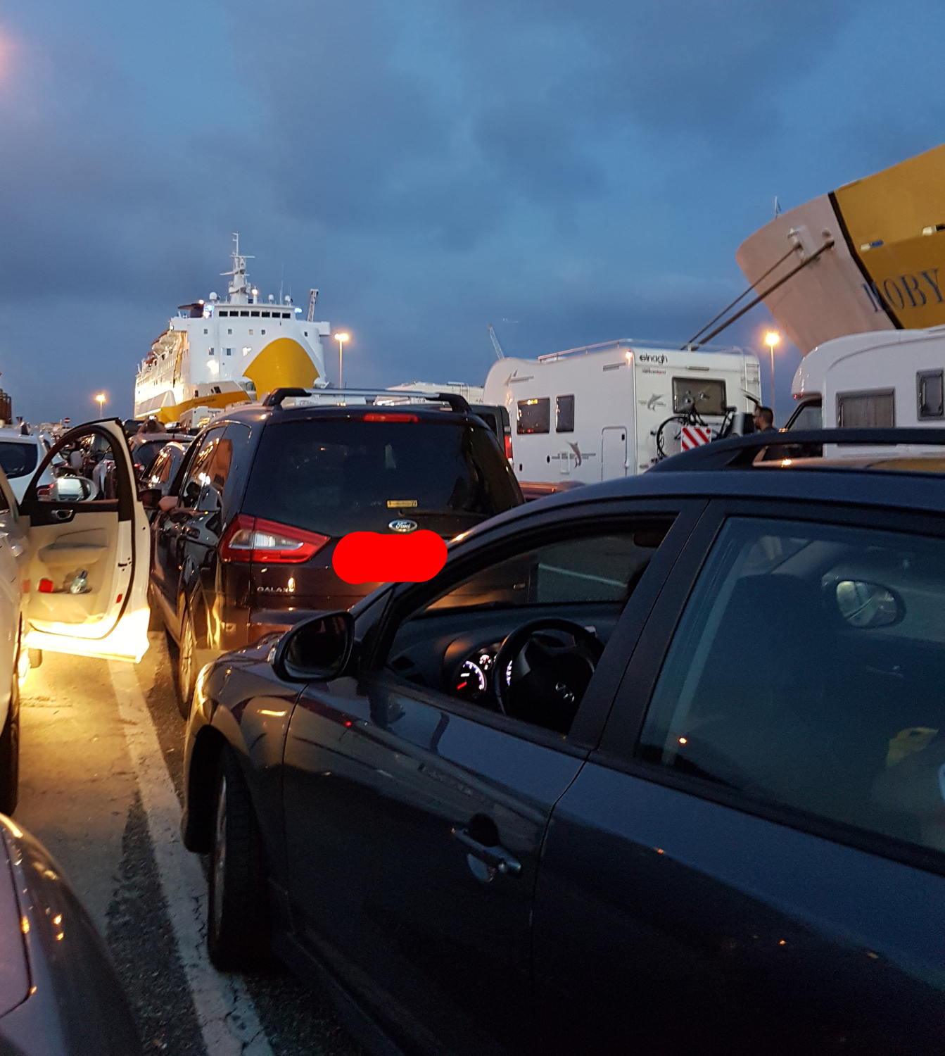 Autos vor der Fähre