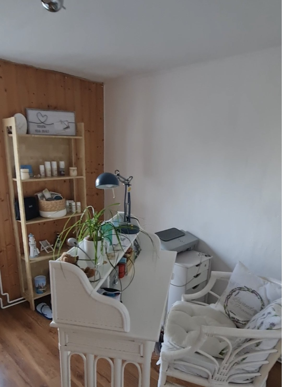 mein schönes Büro Photo by: Viola Einert-Krug Raum mit Regal und weißen Möbeln