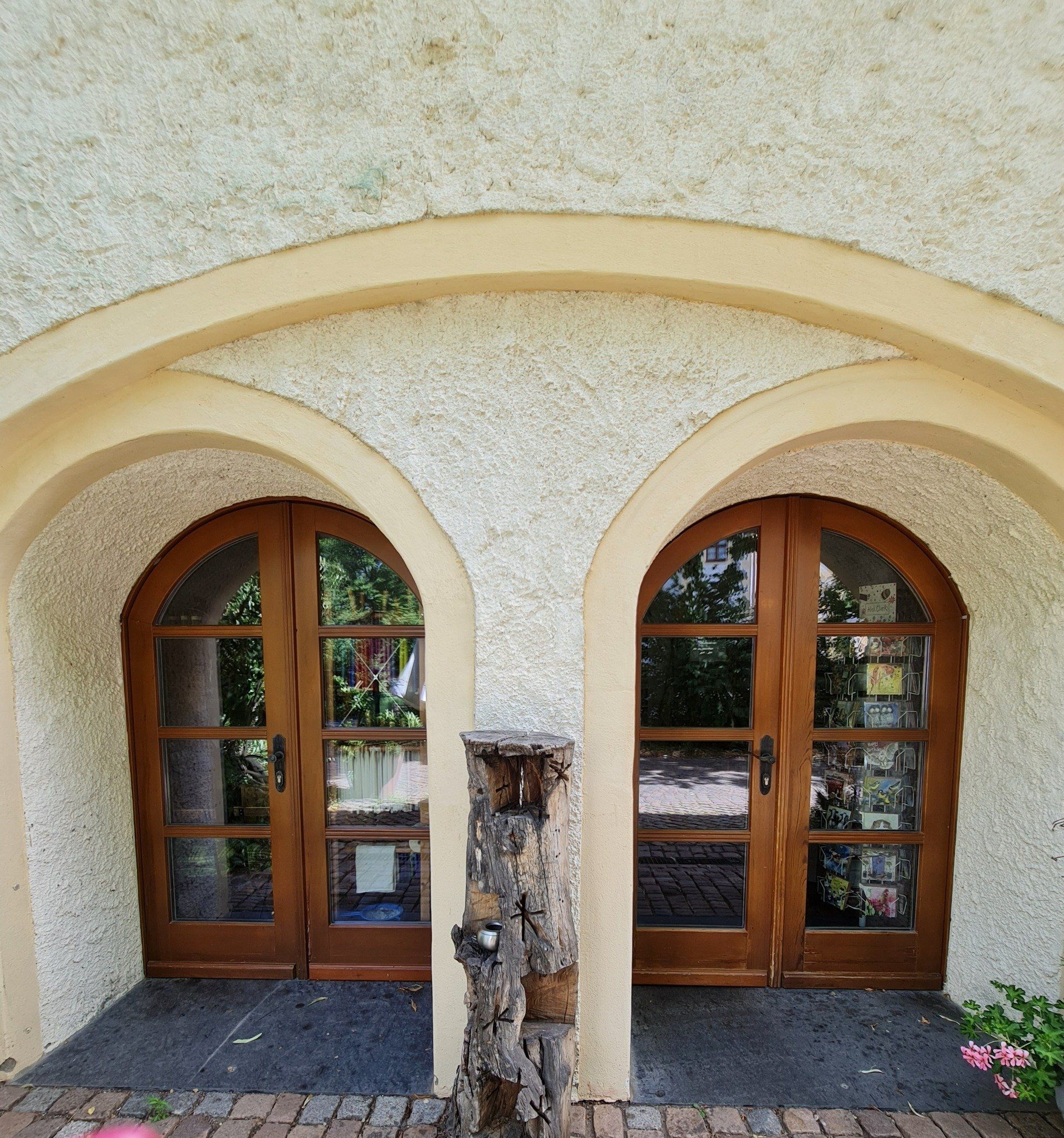 Gewölbe mit braunen runden Türen Eingang zu einem Laden