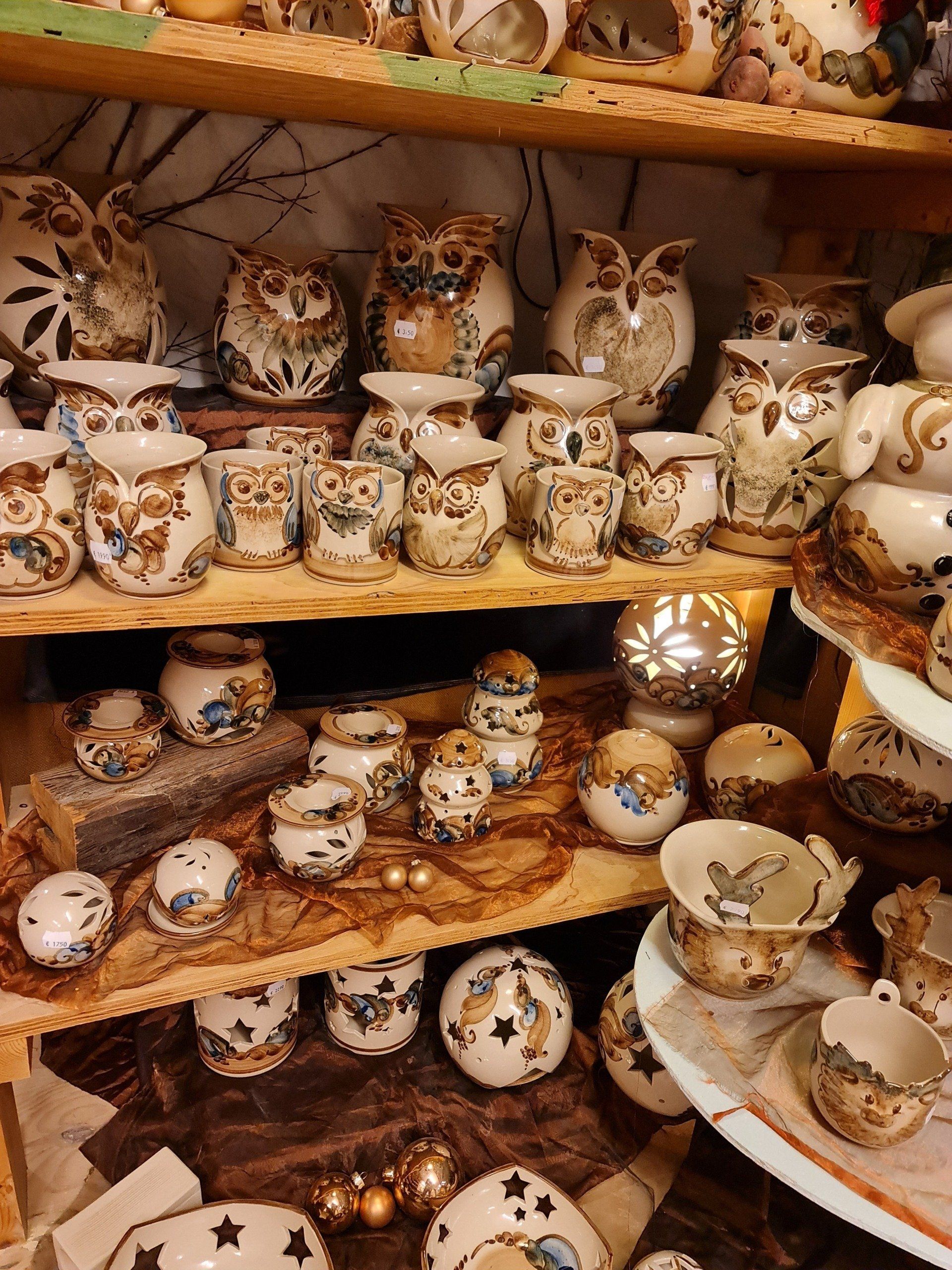 Regal mit Eulen, Lichterhäuschen, Kerzenhaltern aus Keramik von Heyde Keramik Jahnsdorf Erzgebirge