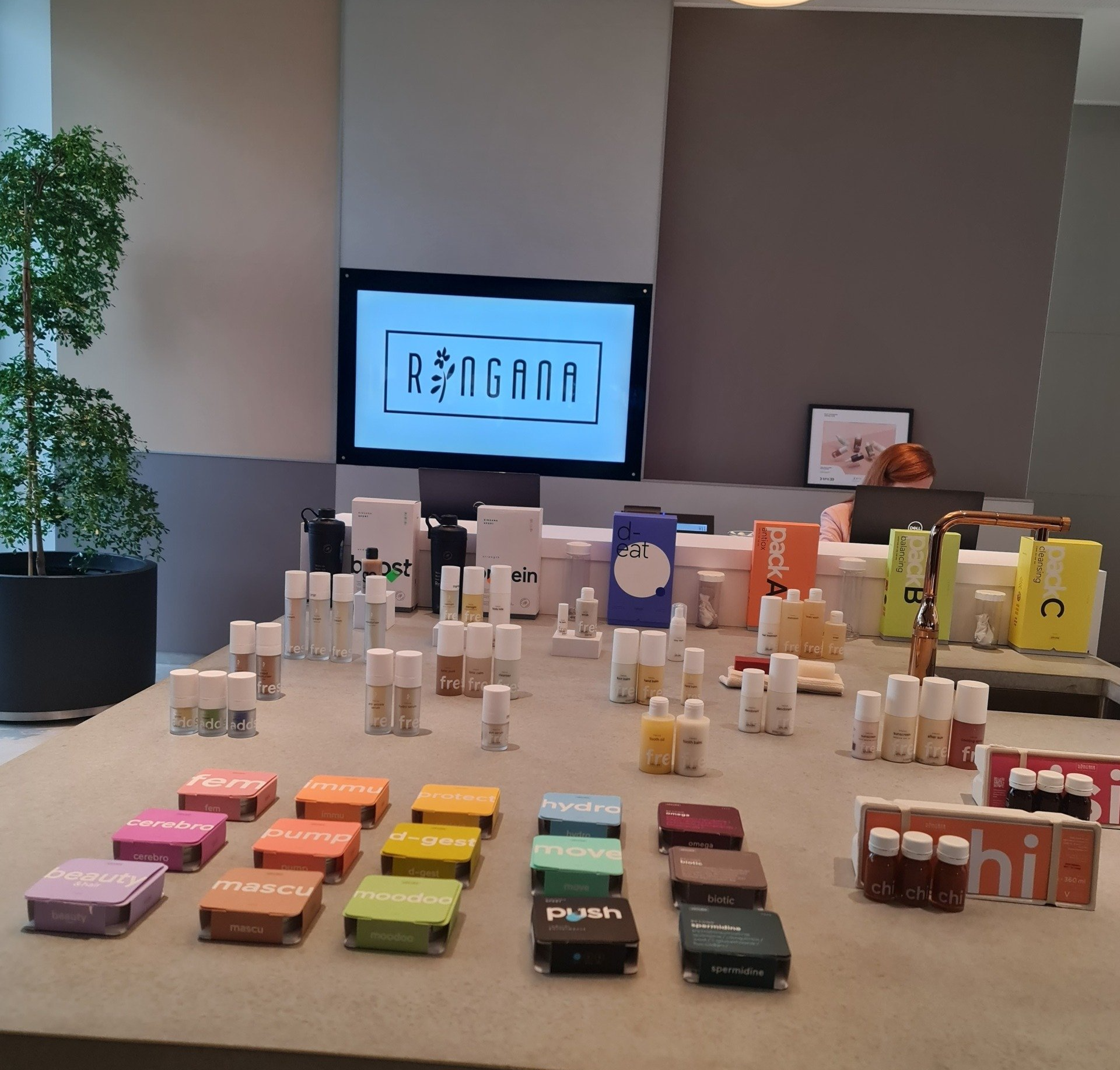 Im Store - online bestellen und hier abholen Photo by: Viola Einert-Krug Tisch mit vielen Produkten Kosmetik und Sublements