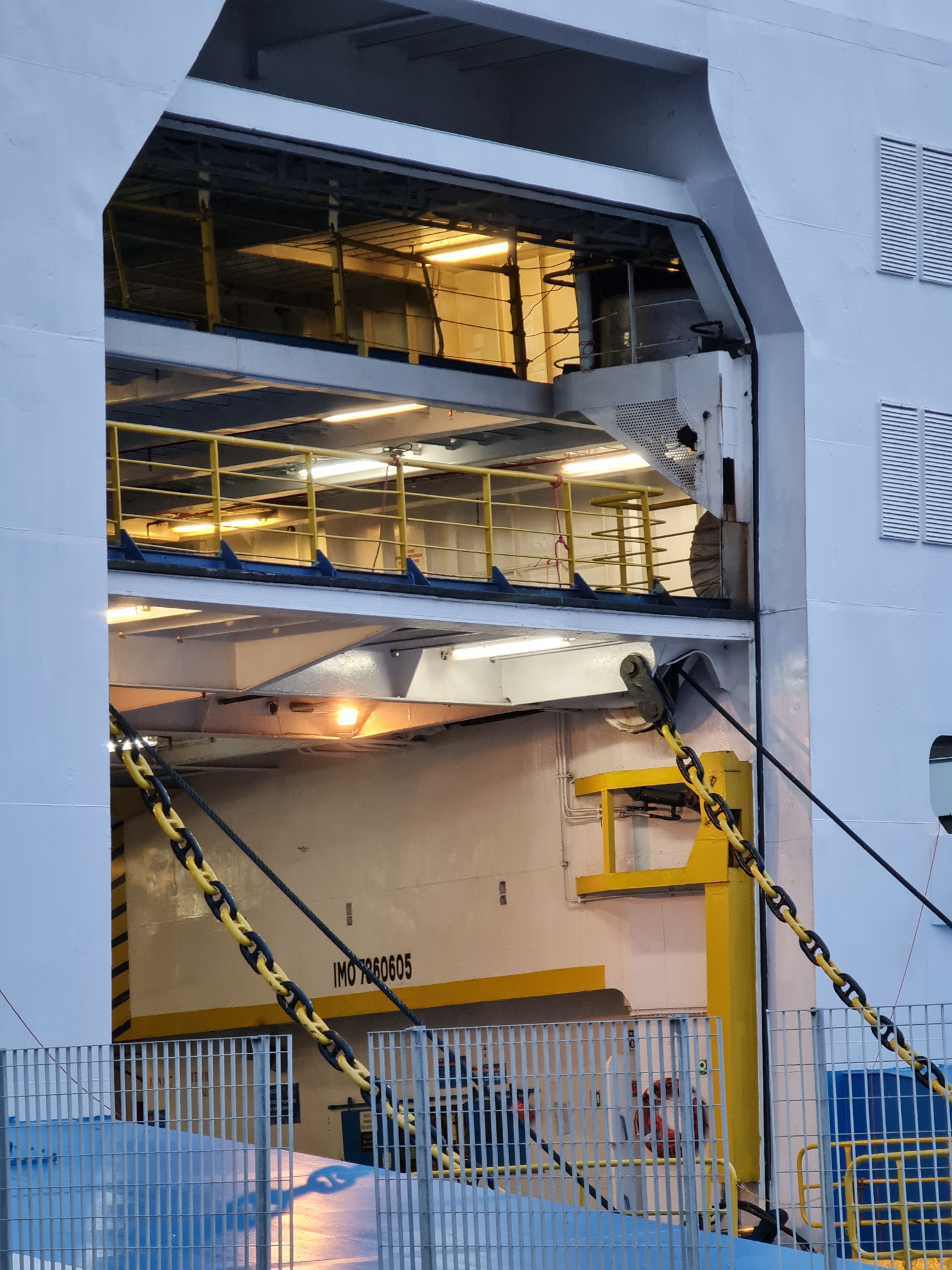 ..in den Bauch der Fähre- Photo by: Viola Einert-Krug Auto-Fähre offen - Einfahrt für Autos-Korsika