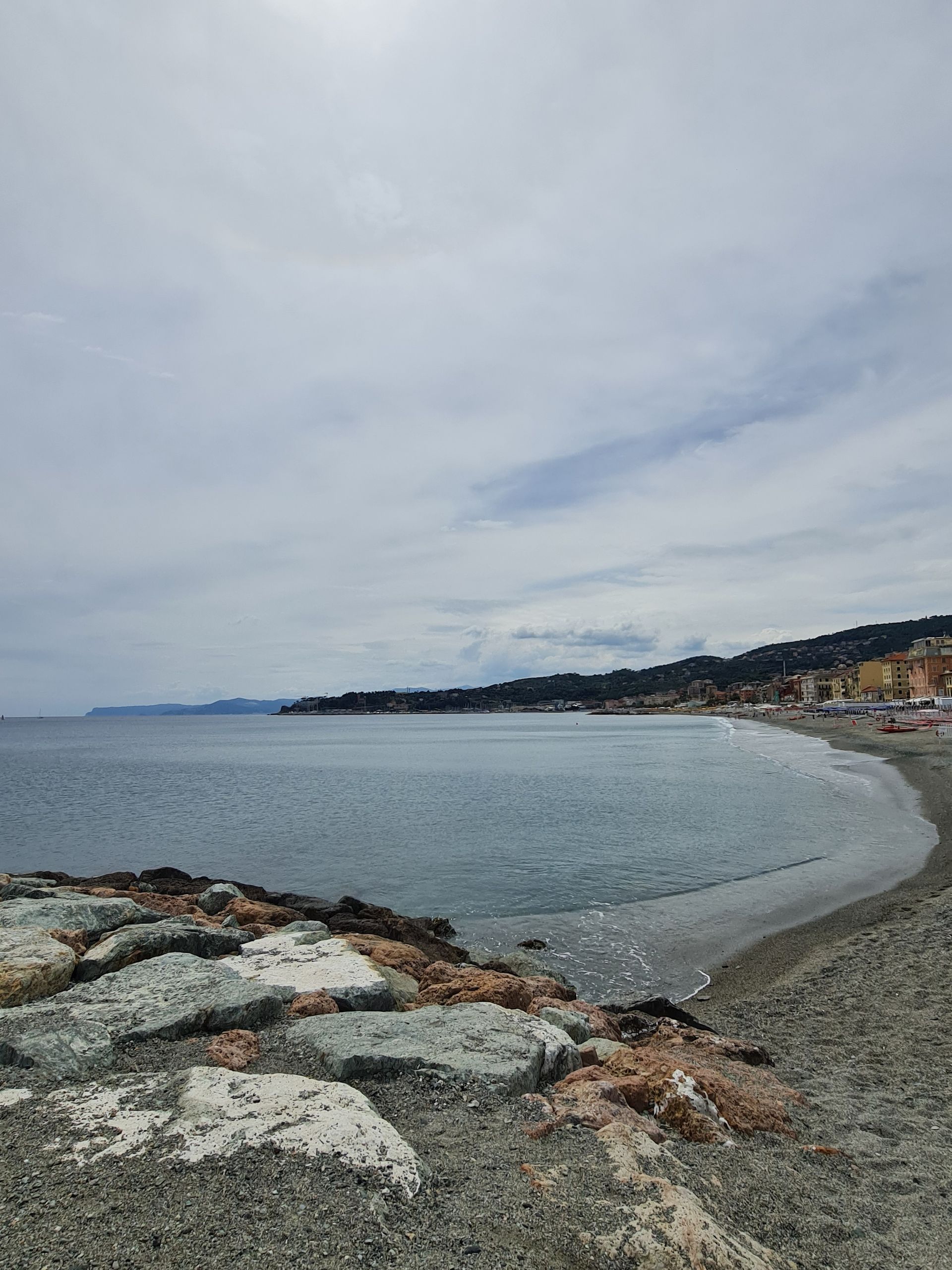 Das Meer und Häuser am Rand,. Es ist bewökt
