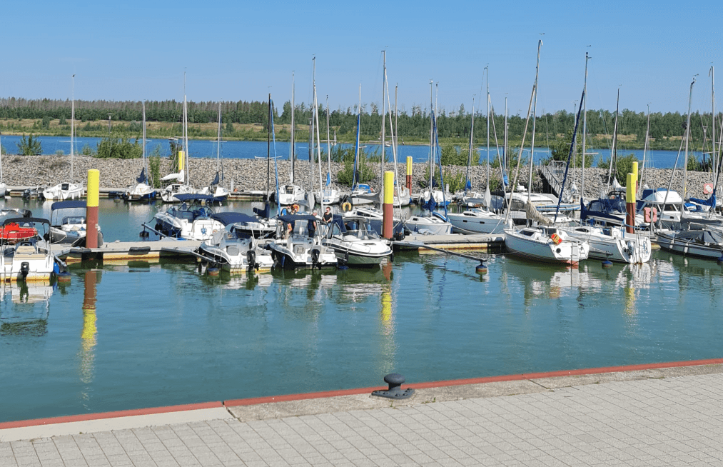 kleiner Freizeit-Hafen mit blauem Waser und Schiffen im Wasser Himmel ist blau