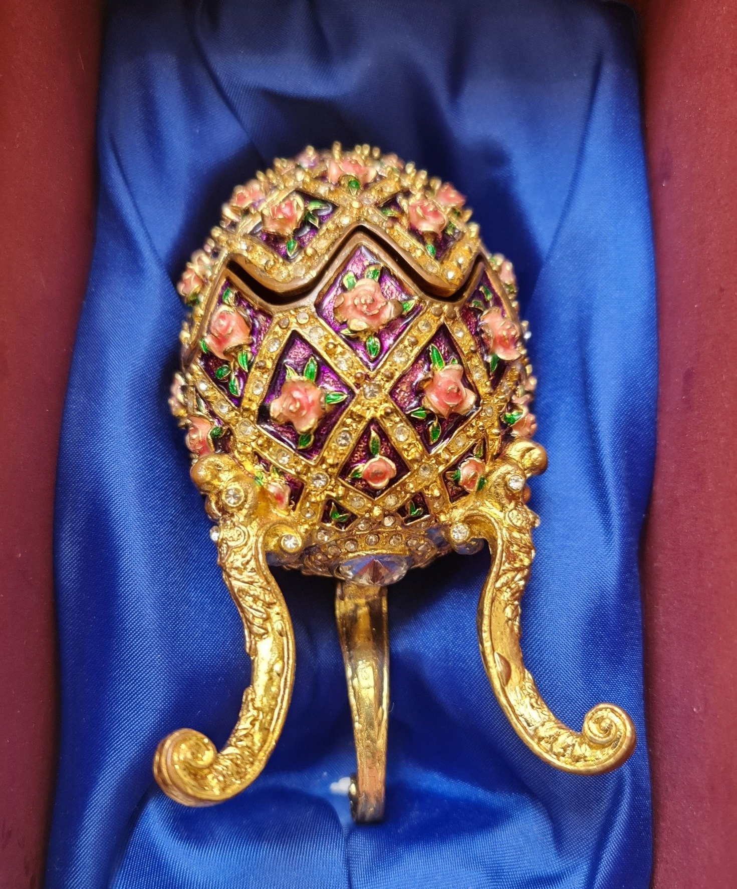 Fabergé Ei Photo by: Viola Einert-Krug Fabergé Ei in Kiste auf blauem samt