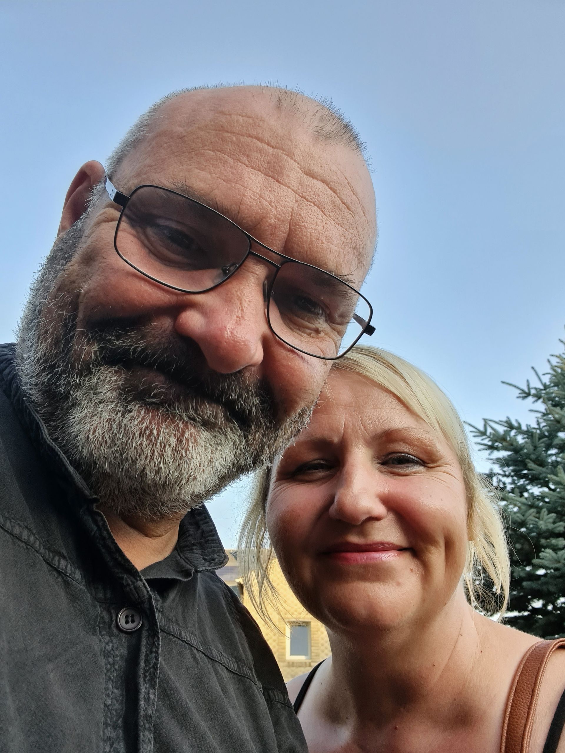Mann und Frau schauen in die Kamera