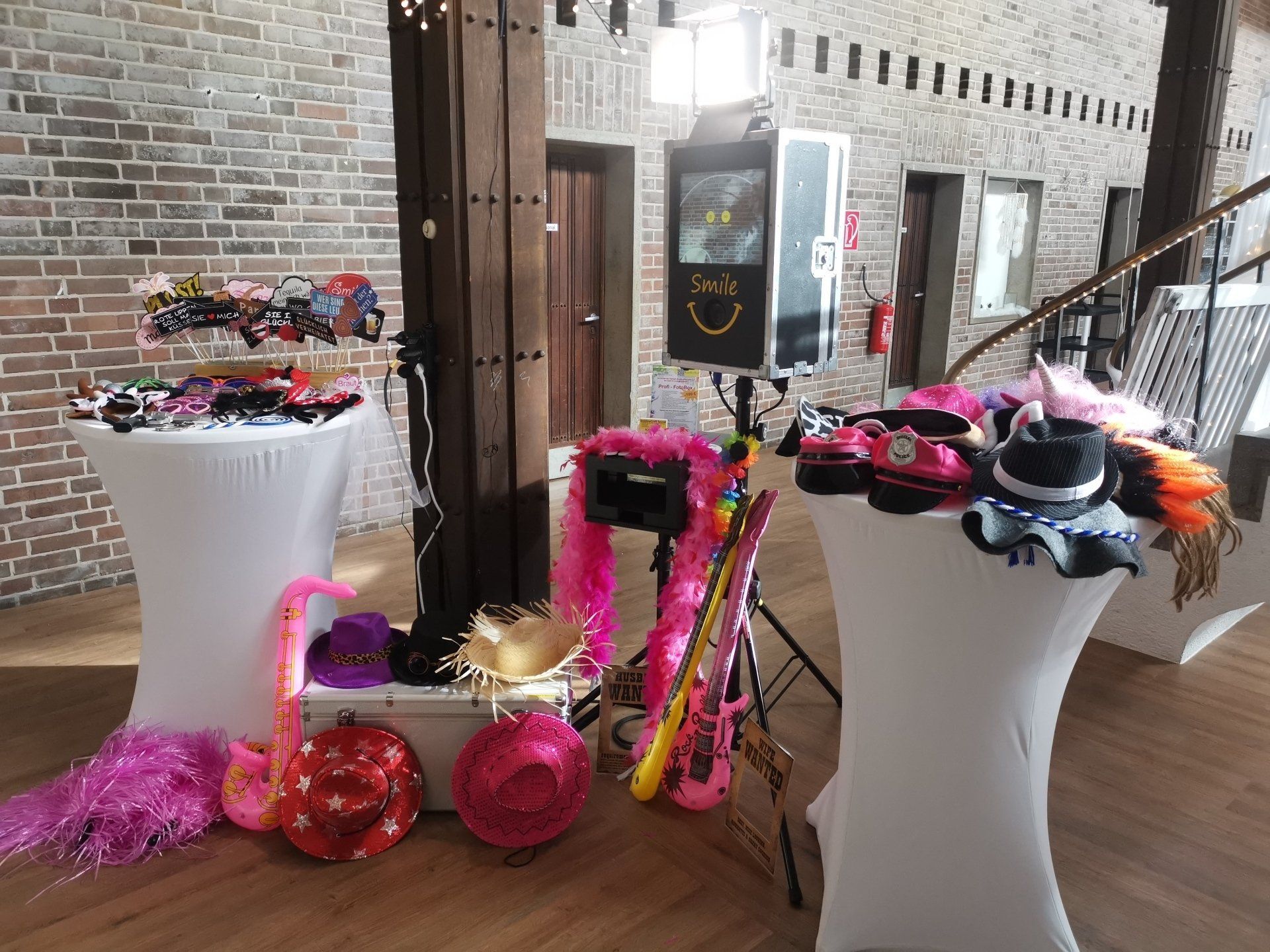 FotoBox 'Smile' mit Requisitenpaket Unsere Fotobox Smile im Einsatz auf einer Hochzeit im Eventcenter Haverlahwiese