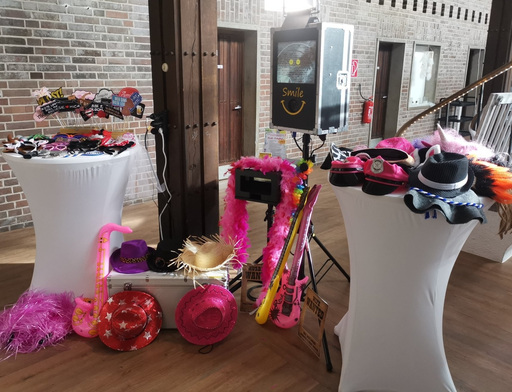 FotoBox 'Smile' mit Requisitenpaket Unsere Fotobox Smile im Einsatz auf einer Hochzeit im Eventcenter Haverlahwiese