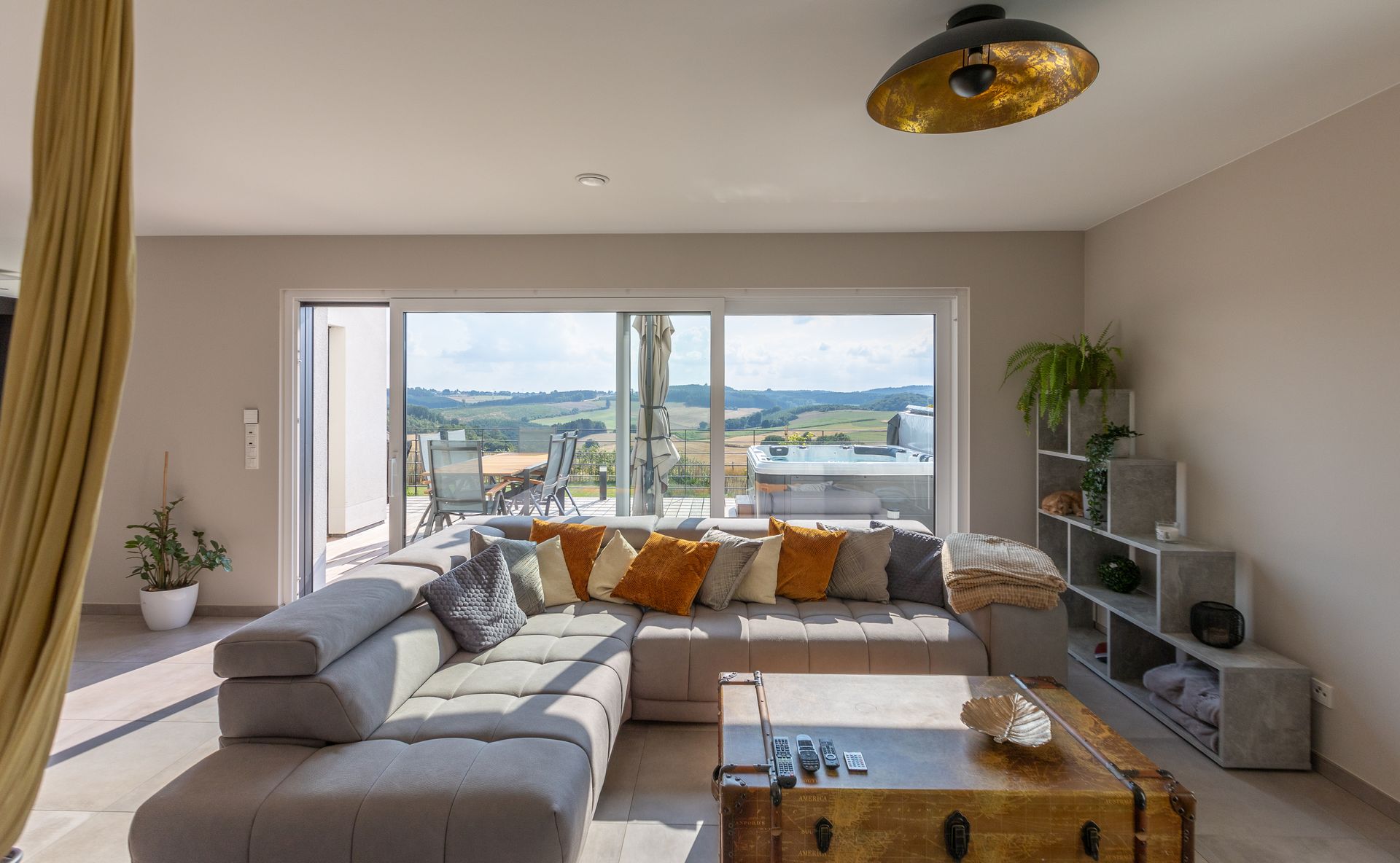 Gemütlicher Wohnbereich im Resort of Spirit mit stilvollem Ambiente, großzügiger Sitzlandschaft und einladender Atmosphäre zum Entspannen und Wohlfühlen.