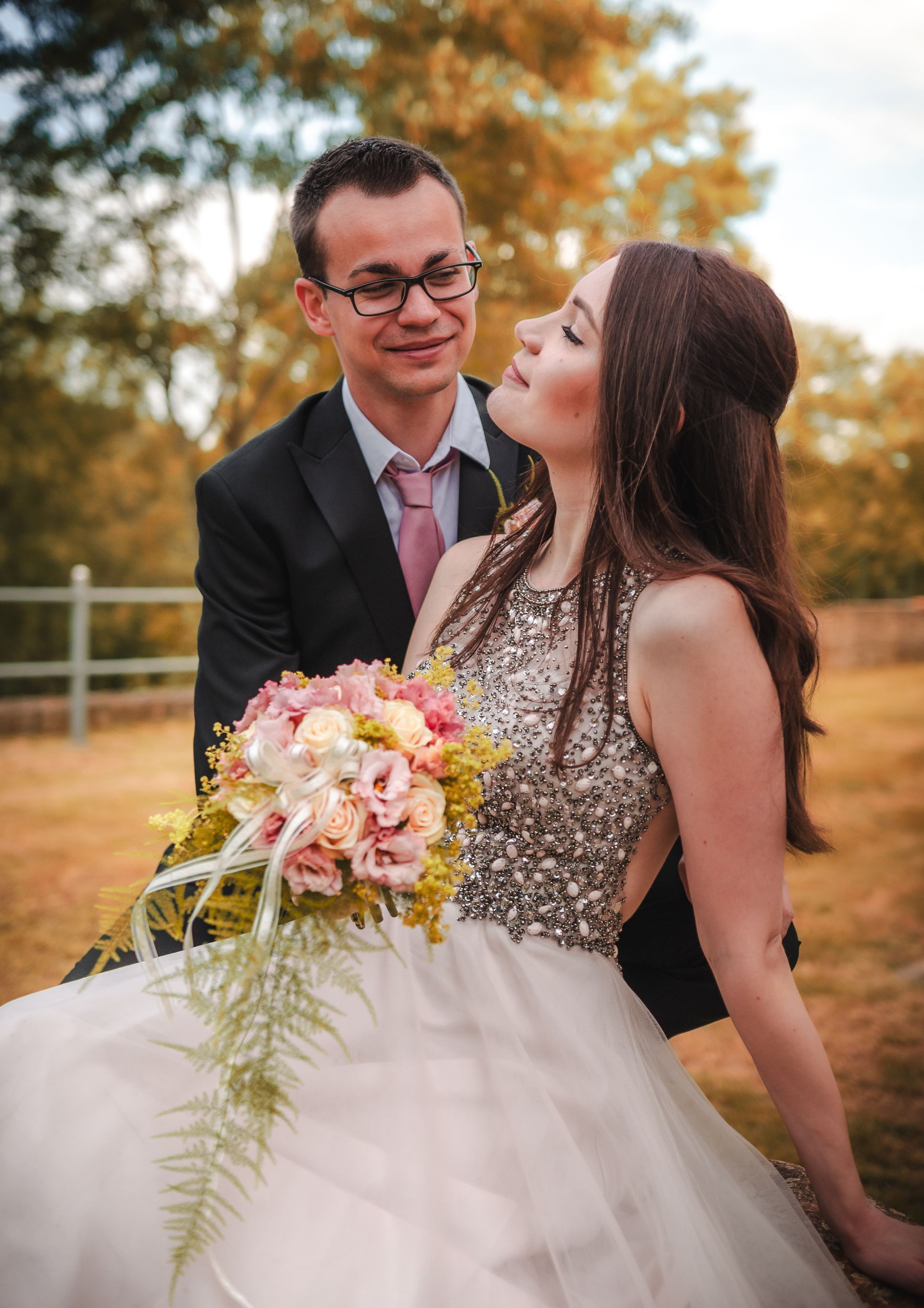 Natürliches Paarportrait im Herbstlicht mit ruhiger, vertrauter Stimmung