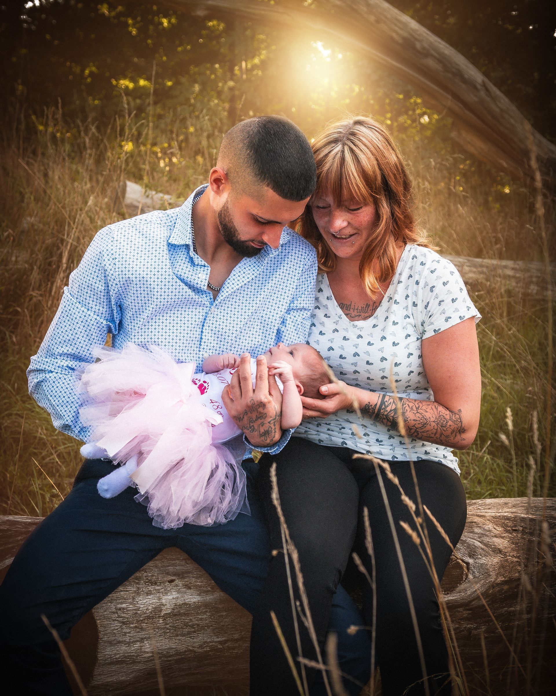 Natürliches Neugeborenen-Shooting mit Familie – echte Momente und auf einem Baumstumpf