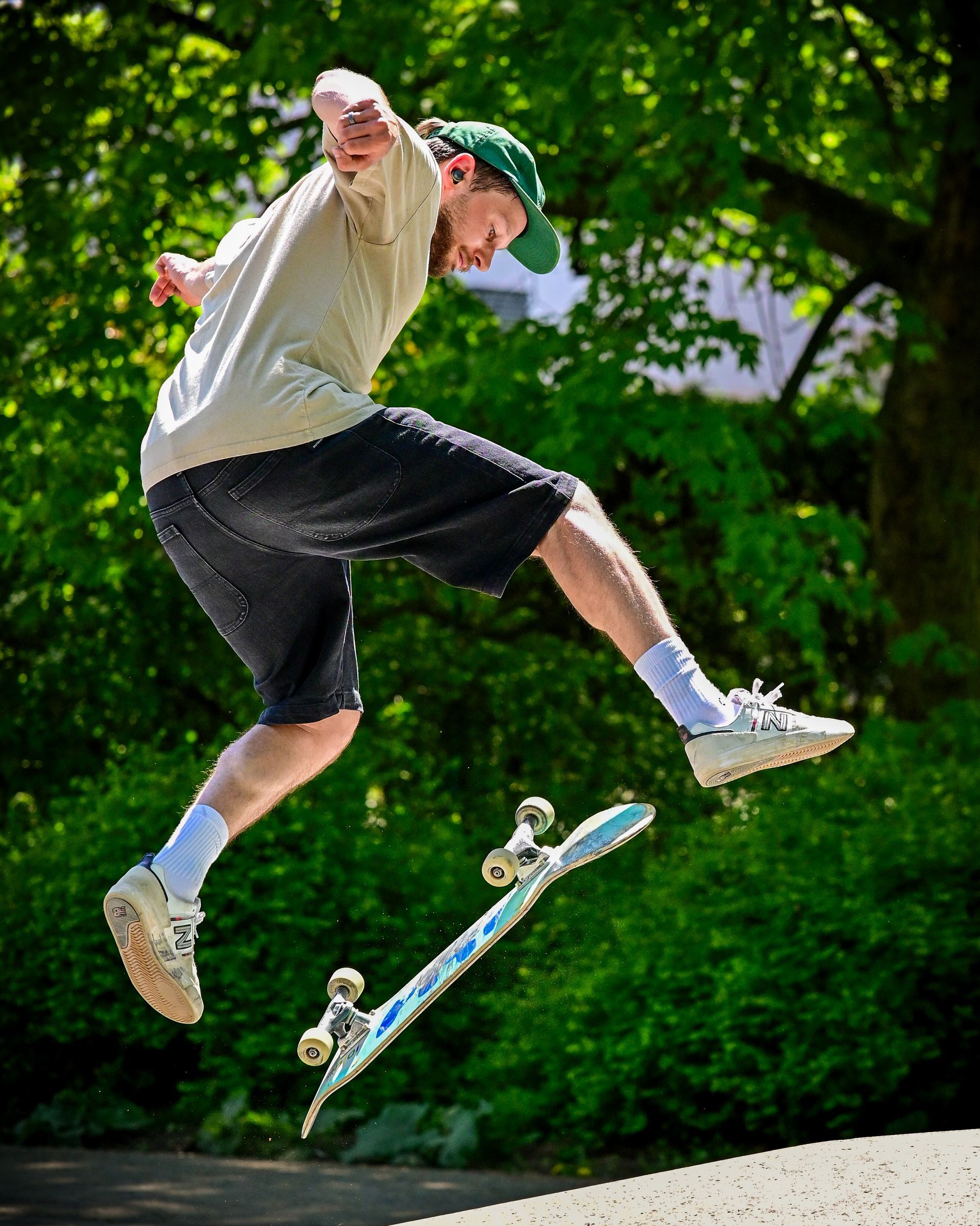 Spektakuläre Aufnahme eines Skaters in der Luft beim Flip-Trick – urbaner Lifestyle, Präzision und Street-Kultur festgehalten in einem dynamischen Bild.