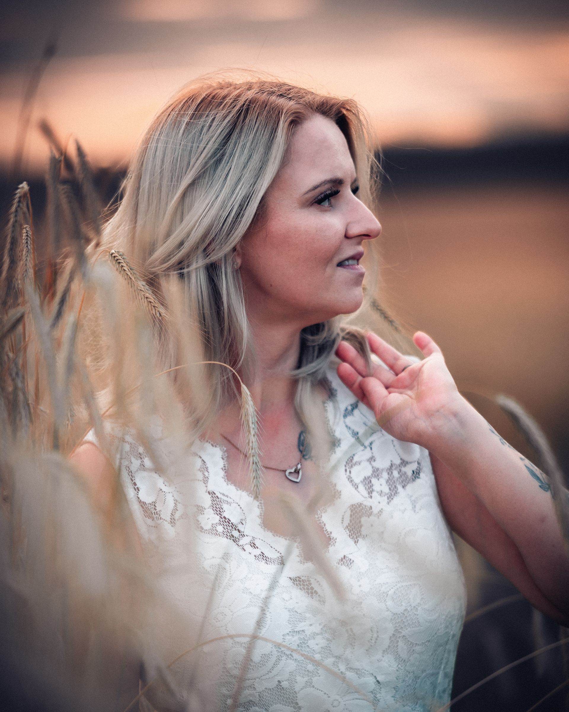 Natürliches Portrait einer Frau im warmen Abendlicht mit ruhigem Blick