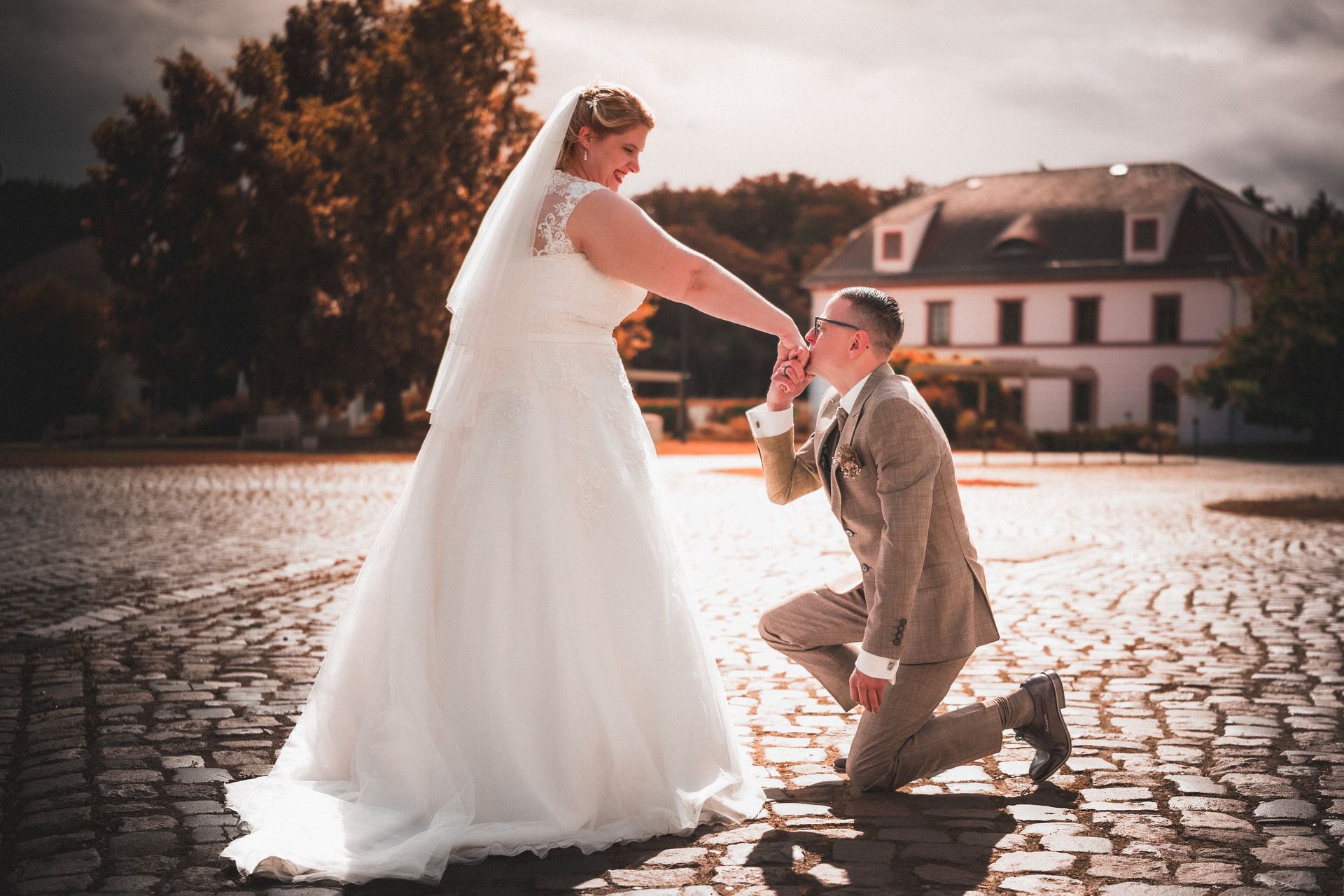 Emotionaler Hochzeitsmoment, Bräutigam macht der Braut einen Heiratsantrag im Freien
