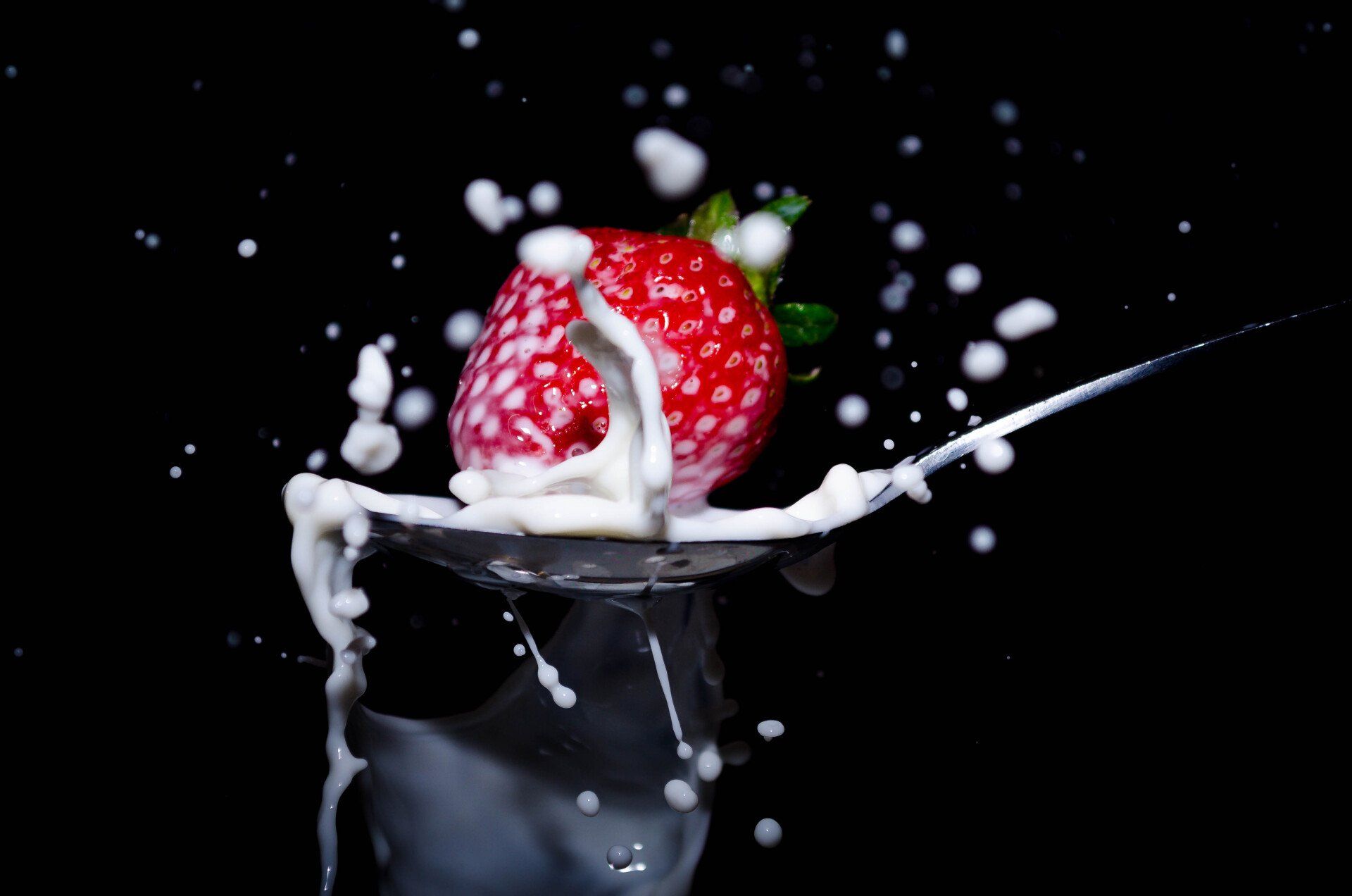 Hand greift nach Corona-Flasche im Kühlschrank – kreative Produkt- & Werbefotografie mit Lichtstimmung in Leipzig