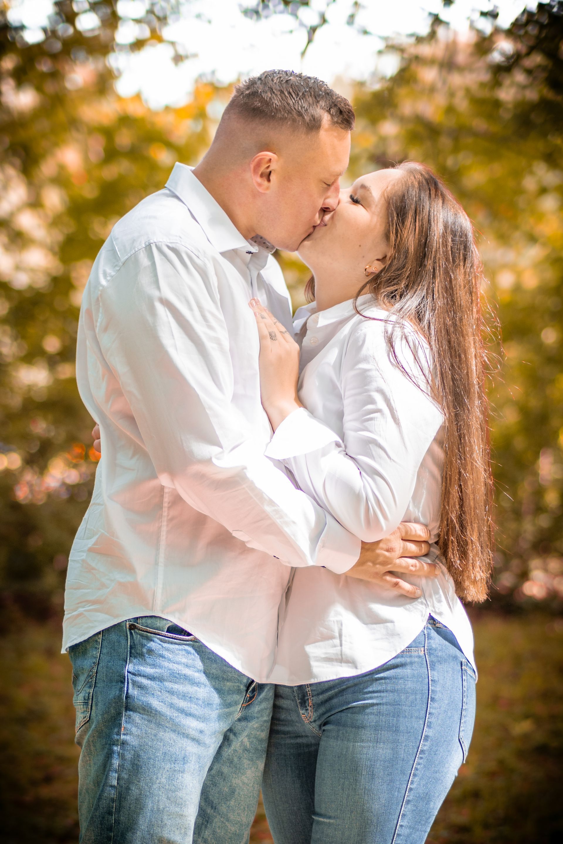 Natürliches Familienshooting mit Paar beim Kuss im warmen Herbstlicht
