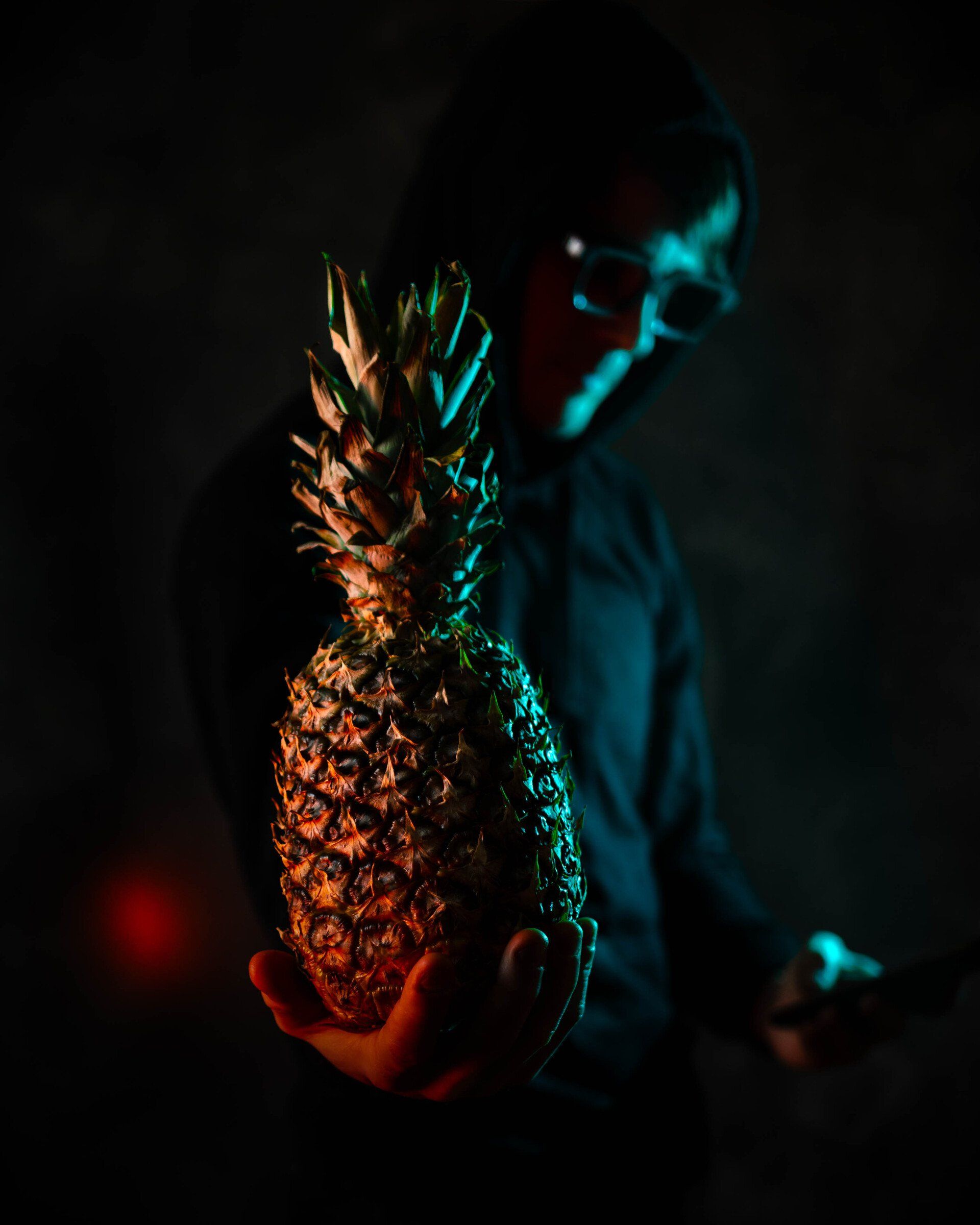 Frau liegt in violetter Milch mit bunten Cereals – kreatives, surreal-poppiges Portraitfoto aus einem Milkbath-Shooting in Leipzig