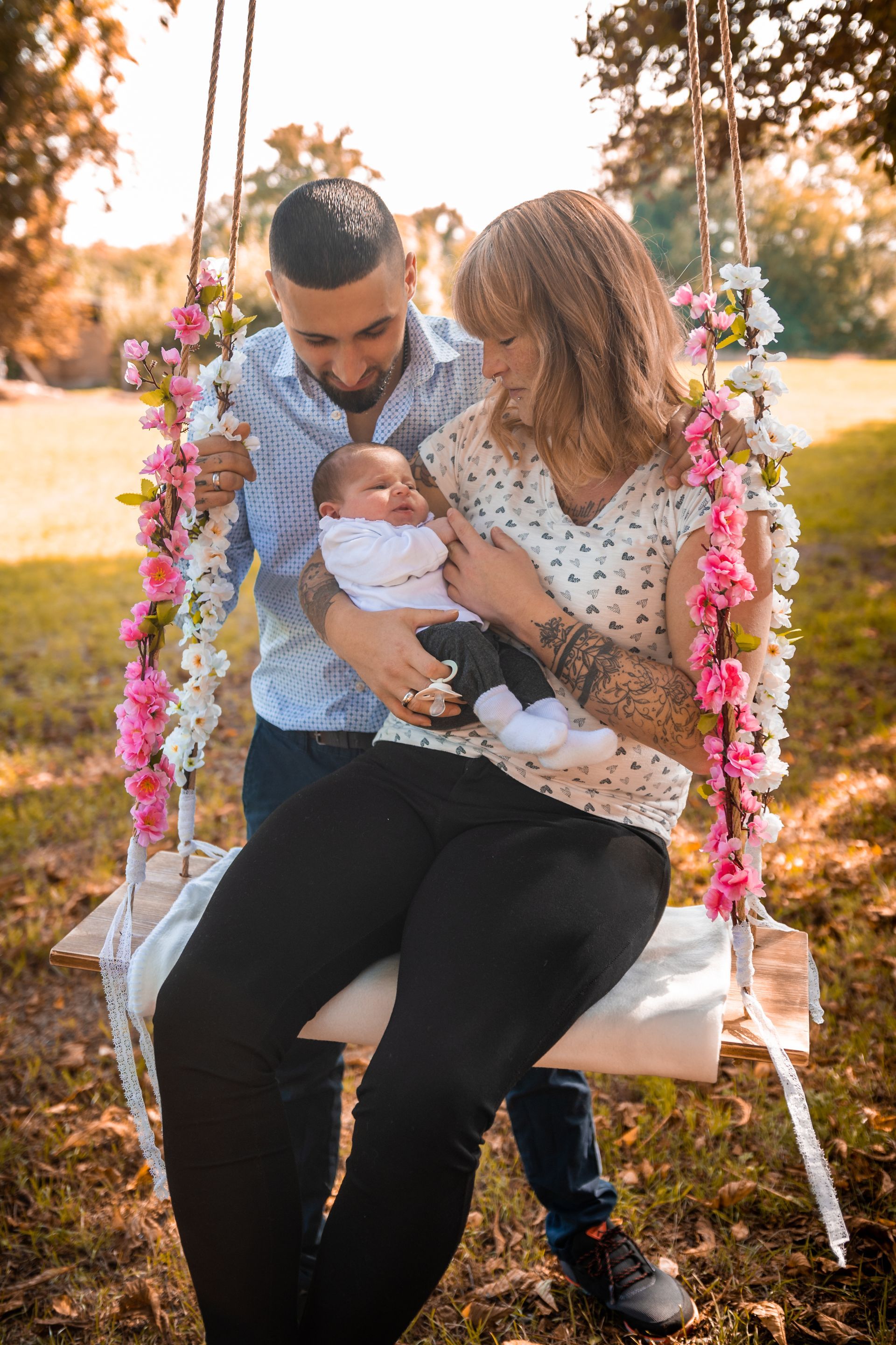 Emotionales Familienshooting mit Eltern und Neugeborenem in natürlicher Umgebung