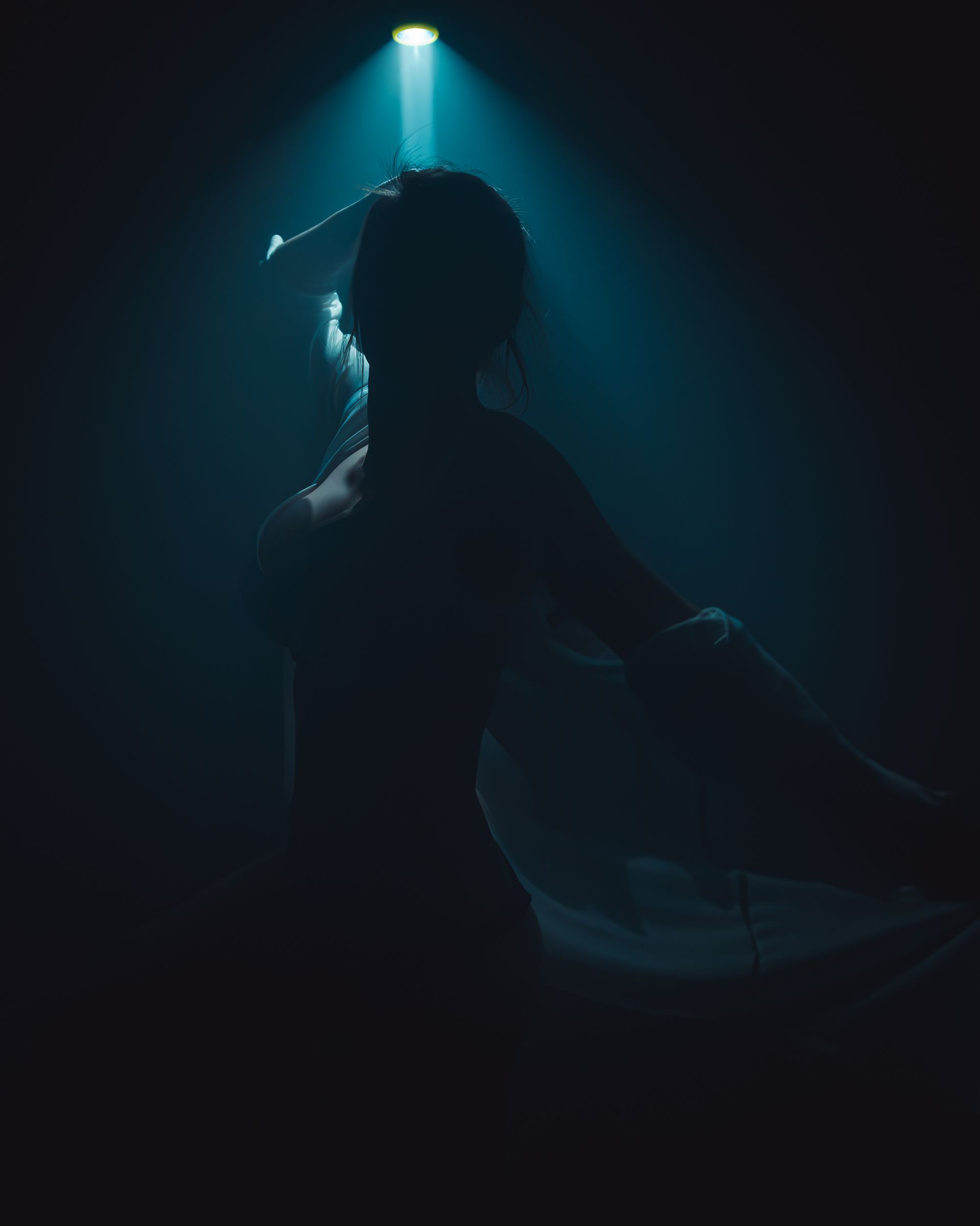 Künstlerisches Portrait des Fotografen im Gegenlicht mit Rauch und dunkler Atmosphäre