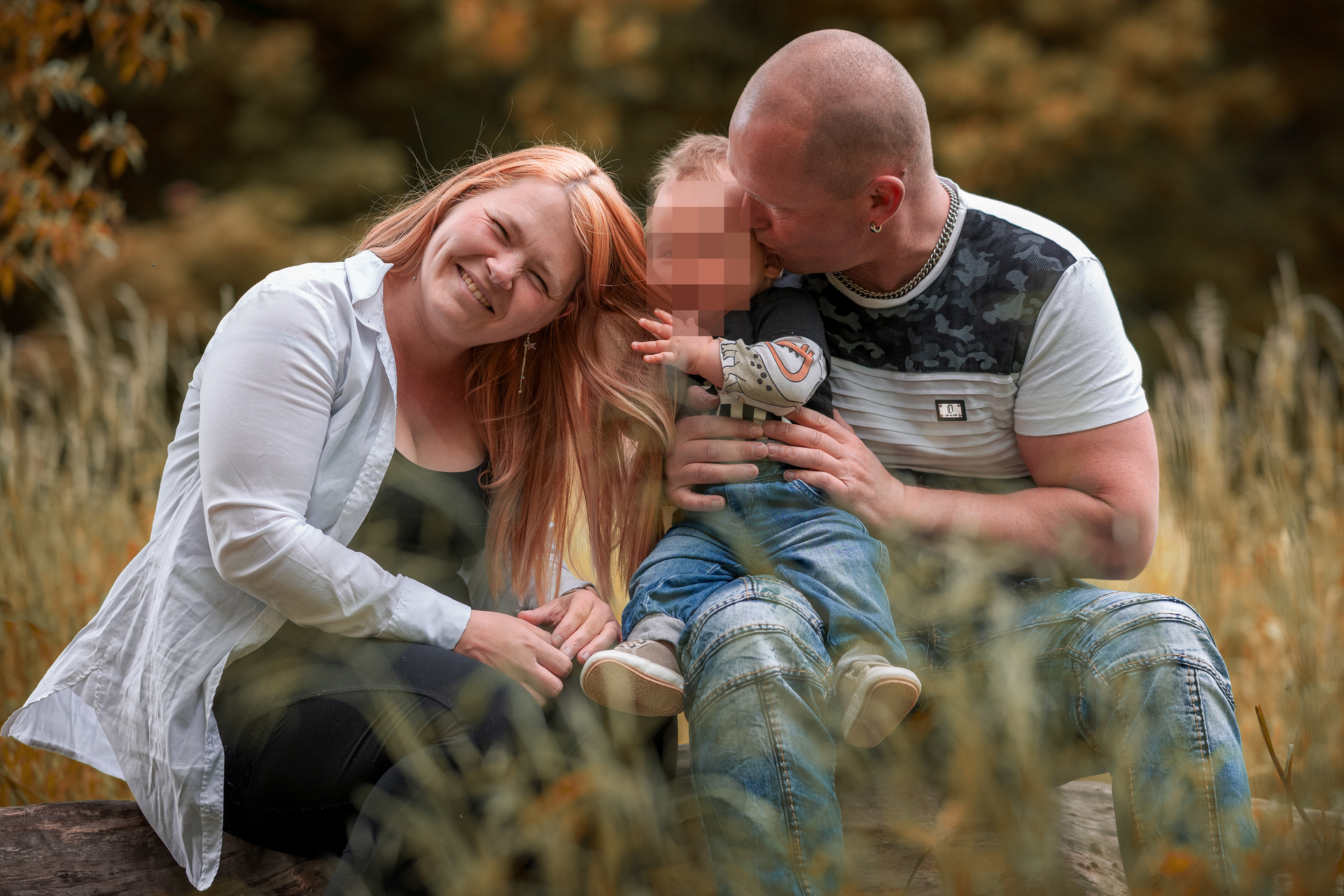 Herzerwärmendes Familienshooting mit Mutter, Vater und Kind in der Natur. Inniger Moment mit viel Nähe und Emotion – ideal für natürliche Familienfotos voller Persönlichkeit.